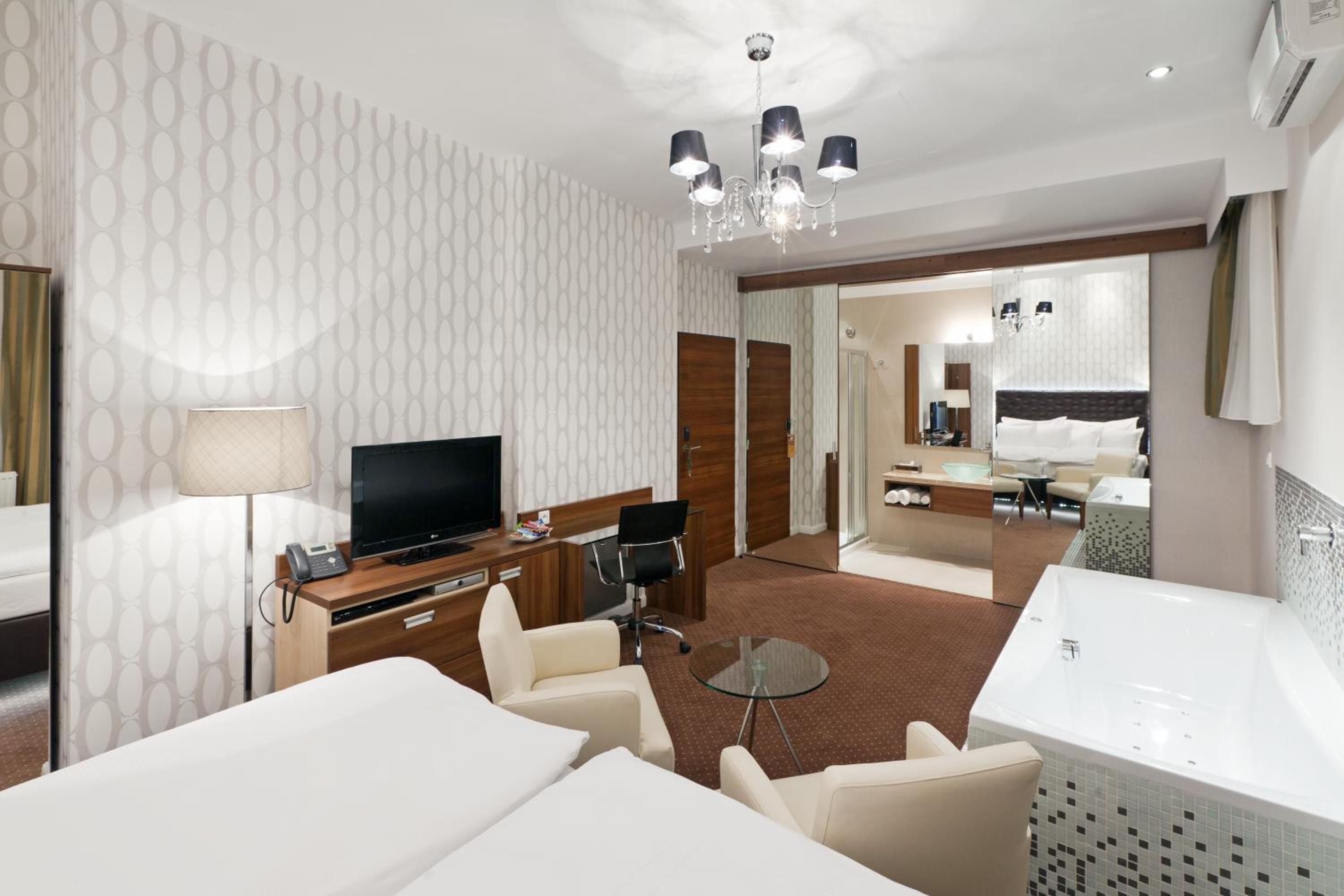 Royal Club Double Deluxe Room with Spa Bath - Photo 7