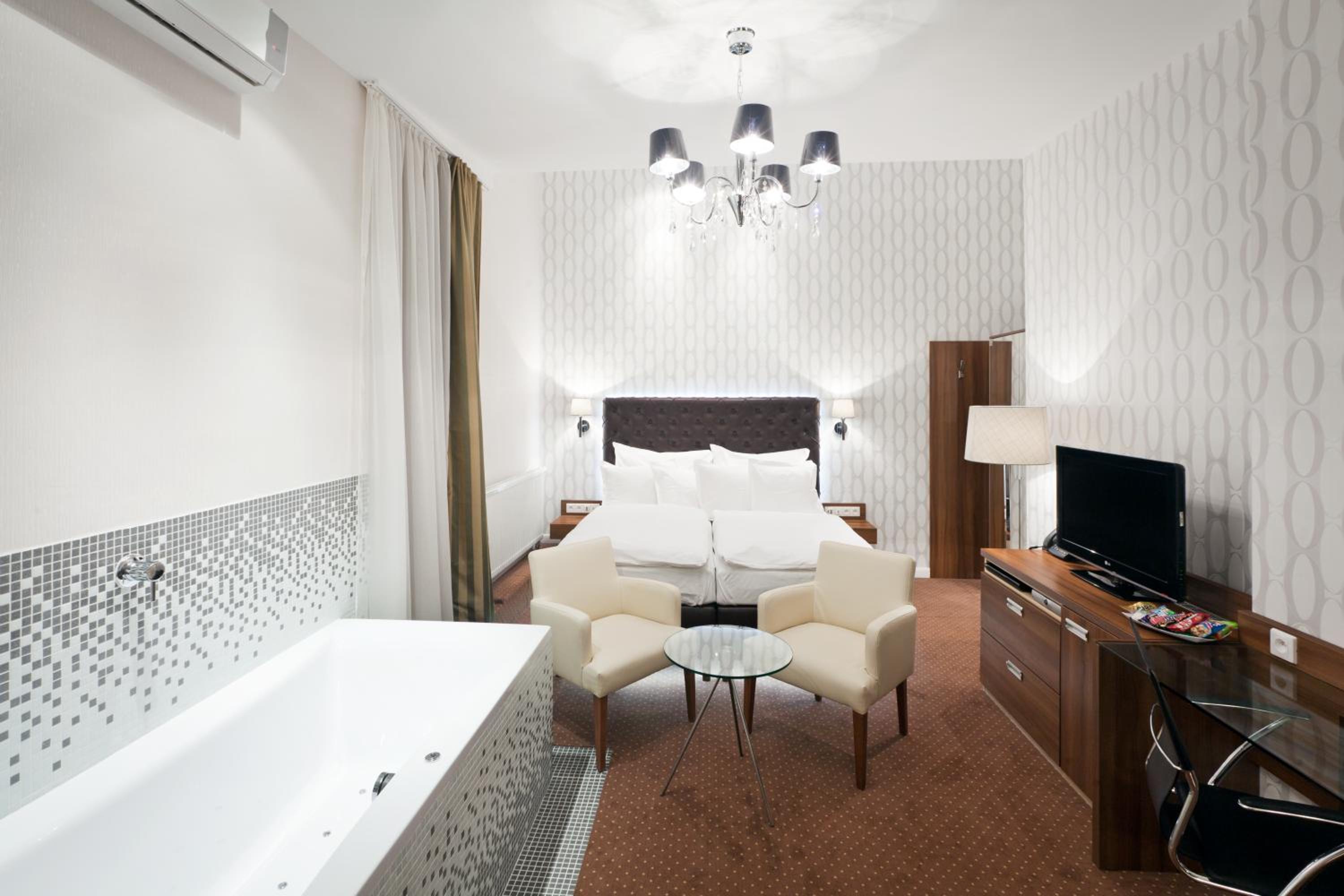 Royal Club Double Deluxe Room with Spa Bath - Photo 6
