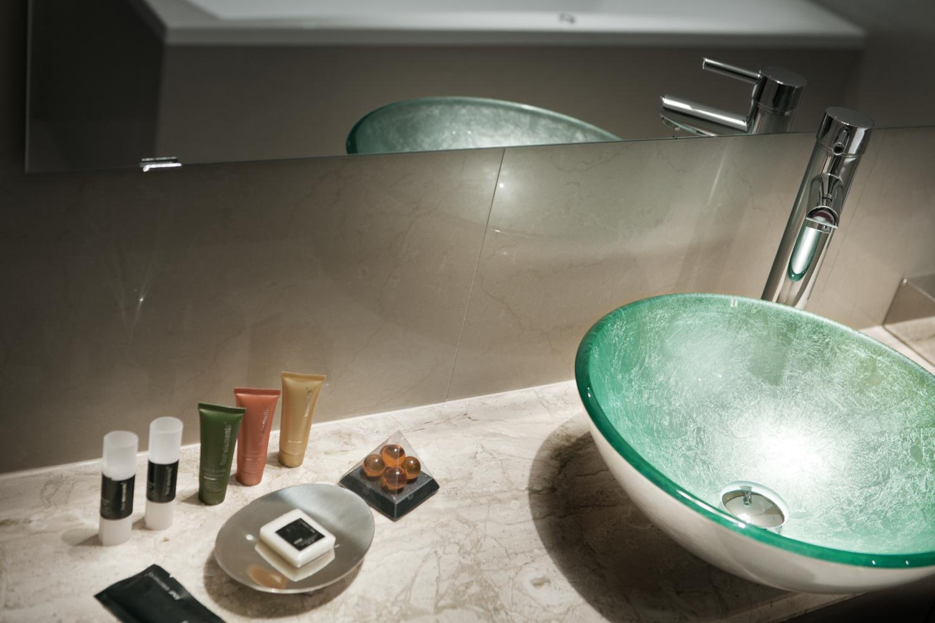 Royal Club Double Deluxe Room with Spa Bath - Photo 2