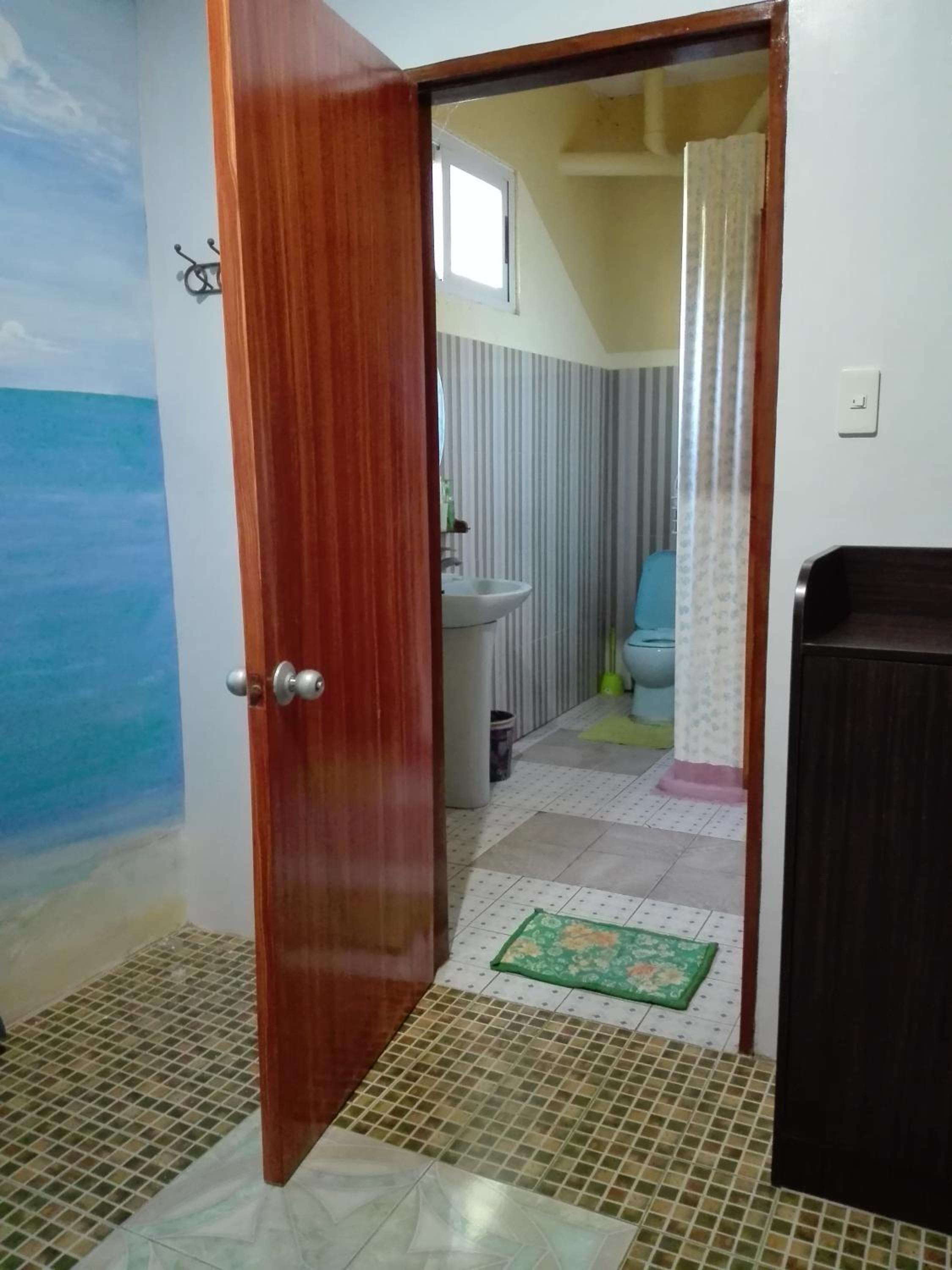 Family Room with Private Bathroom - Photo 3
