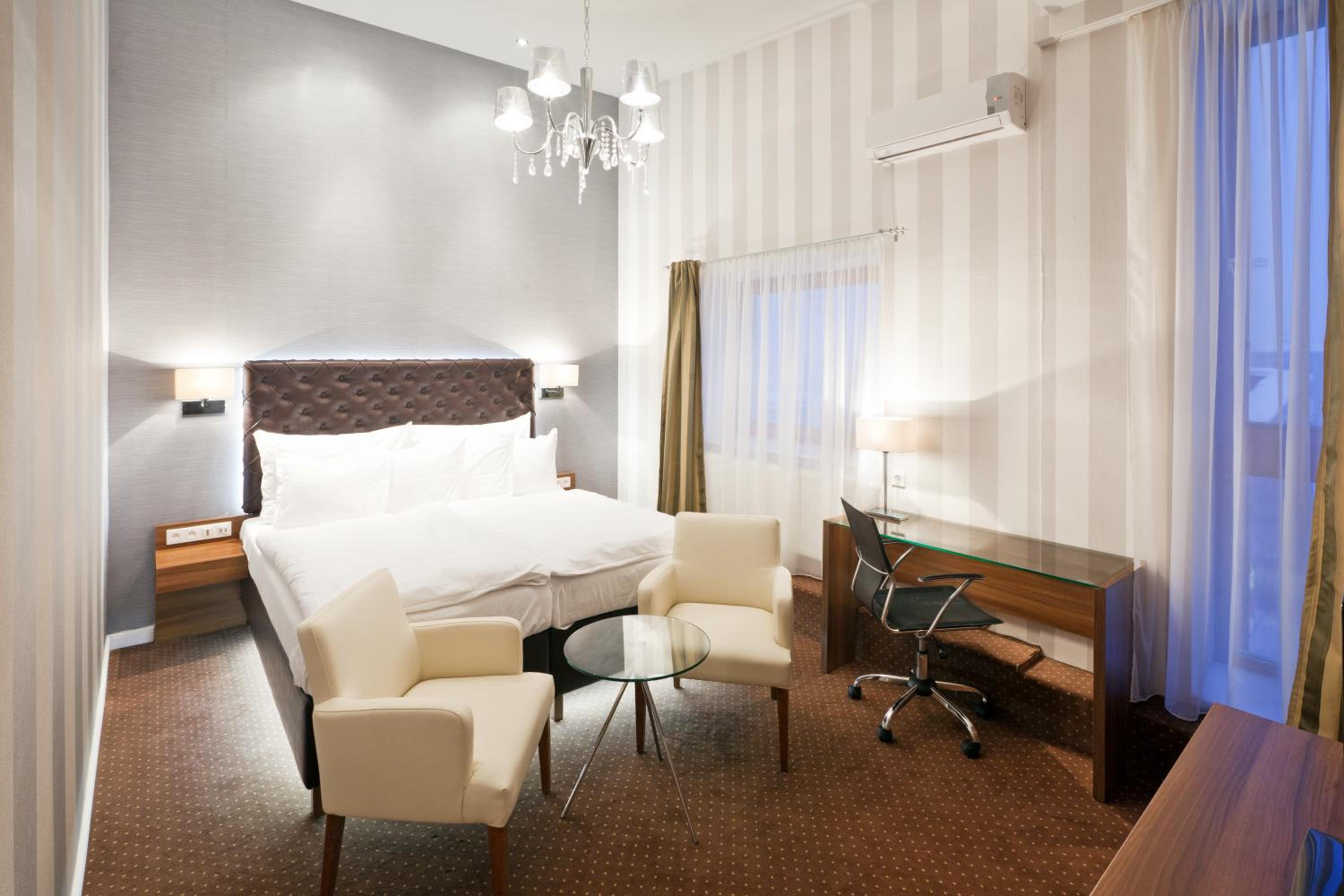 Royal Club Double Deluxe Room with Spa Bath - Photo 4