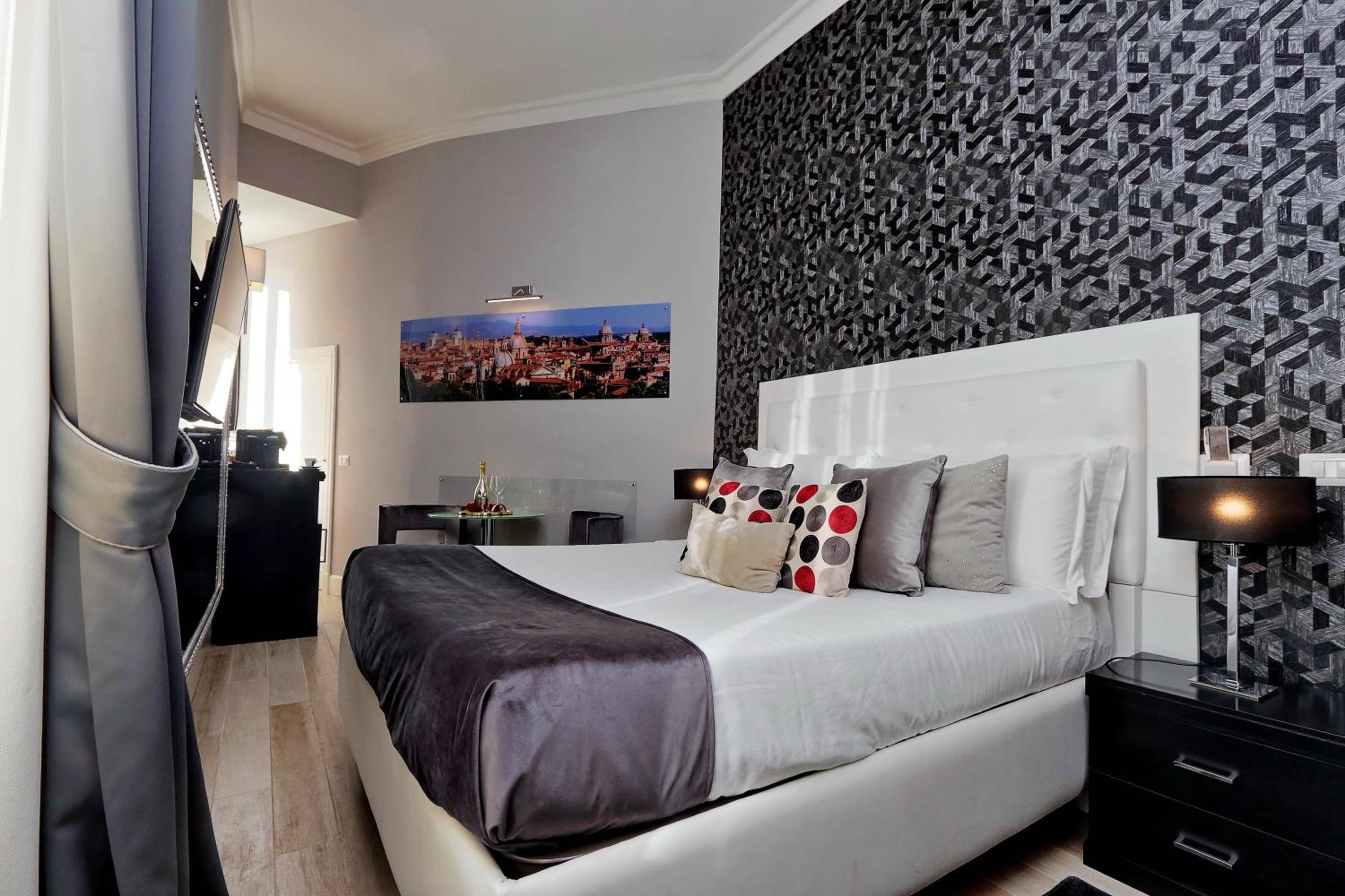 Deluxe King Room photo 1