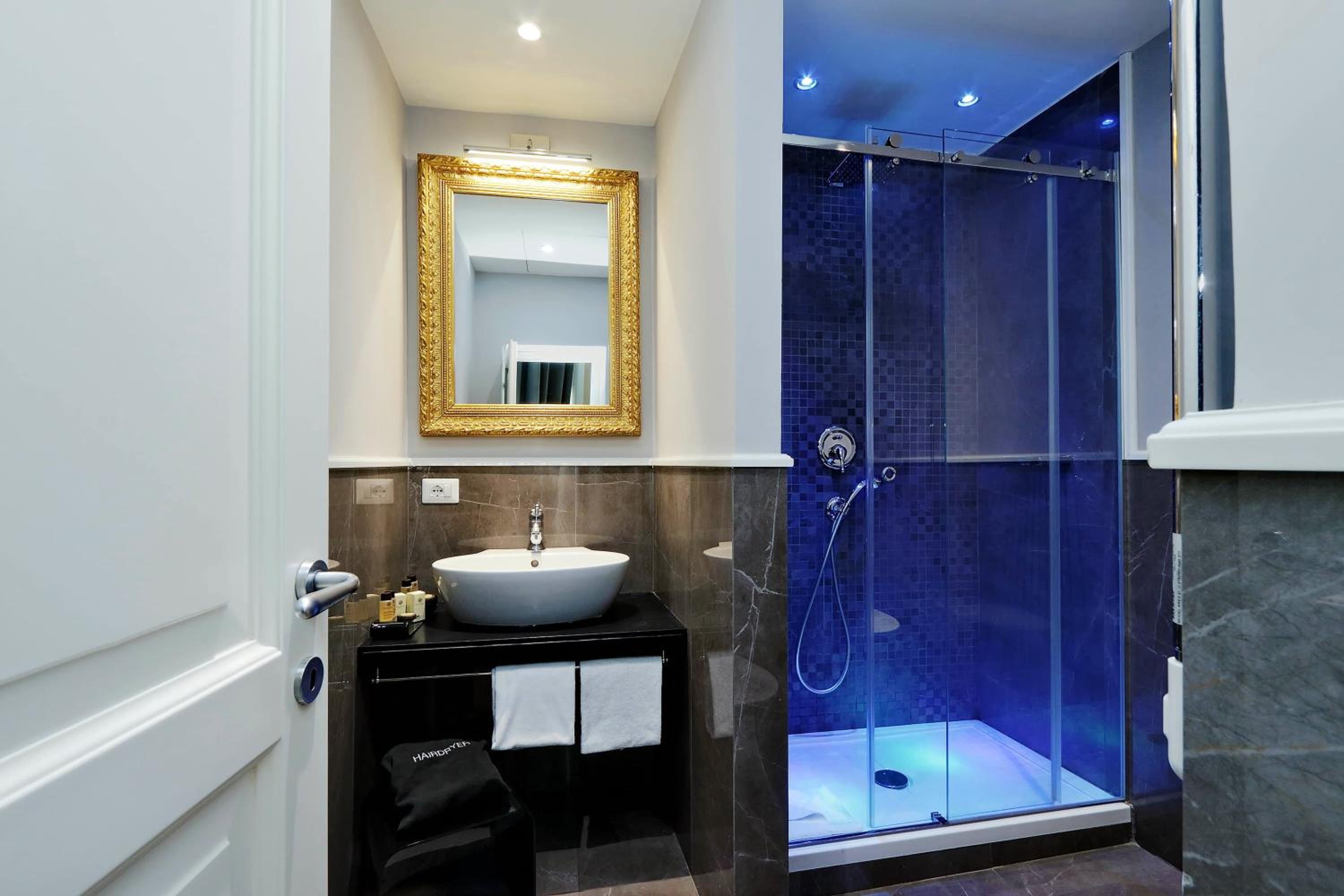 Deluxe King Room photo 2
