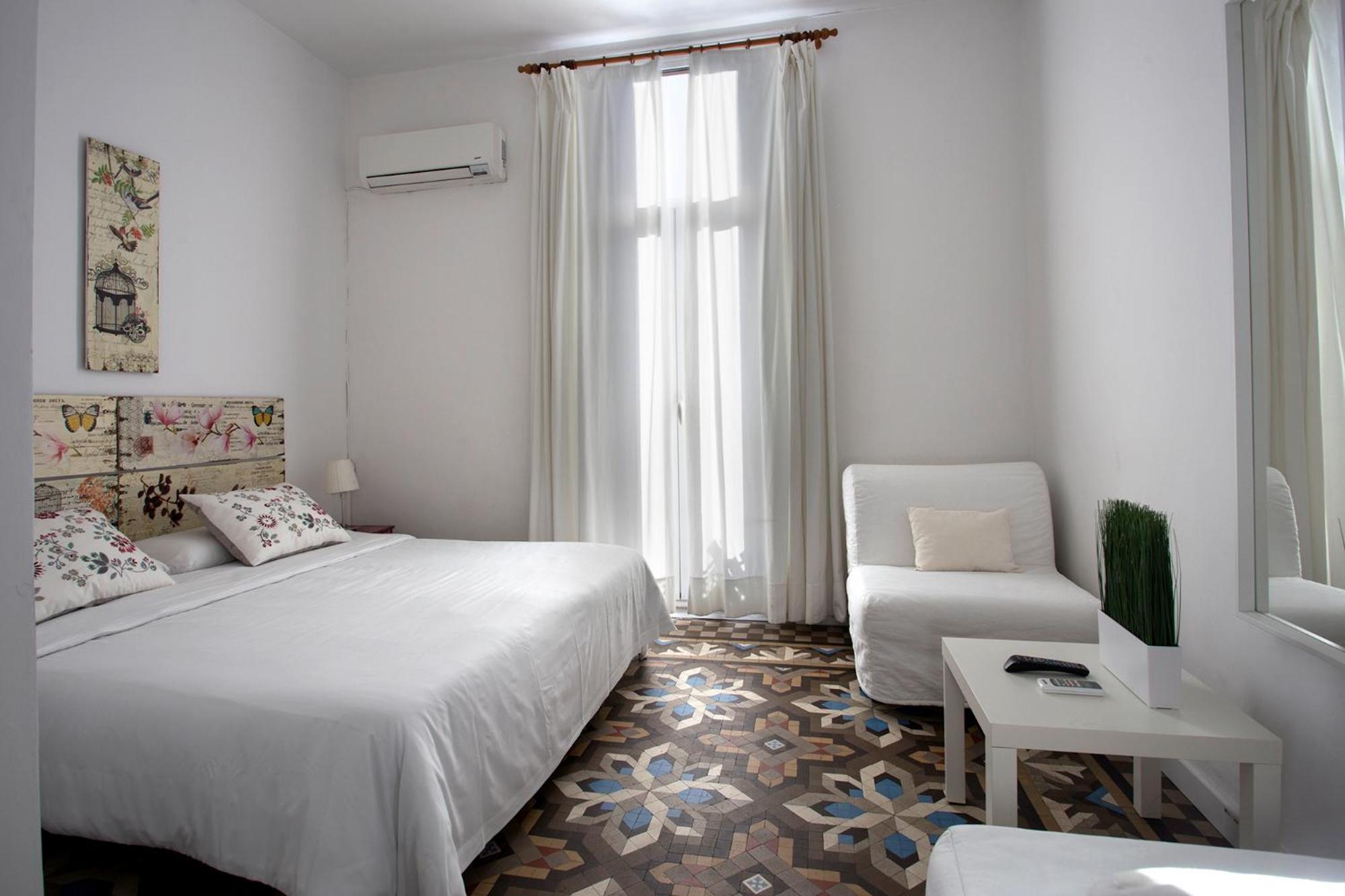 Amplia habitación doble exterior con baño privado y balcón