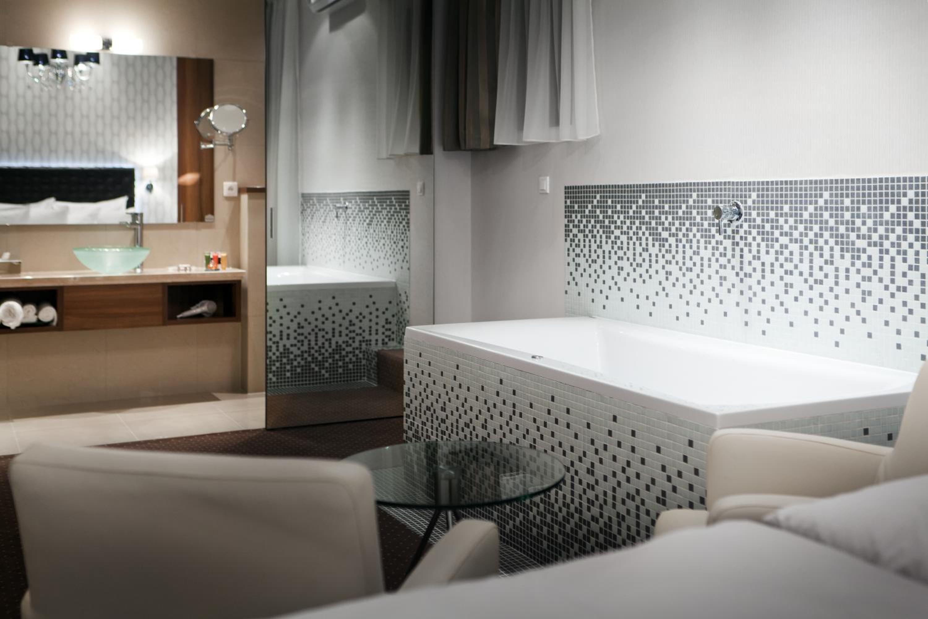 Royal Club Double Deluxe Room with Spa Bath - Photo 9