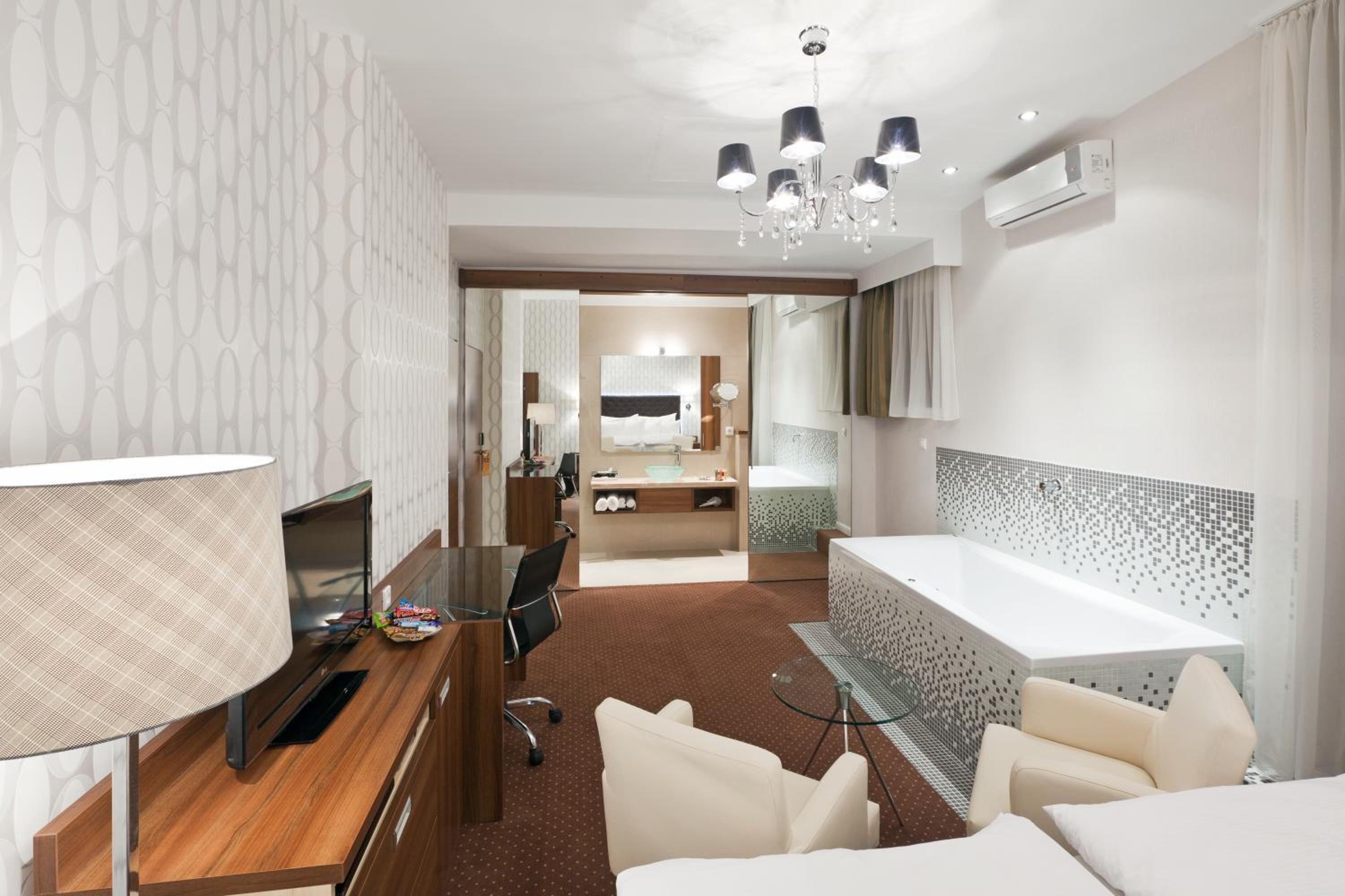 Royal Club Double Deluxe Room with Spa Bath - Photo 8