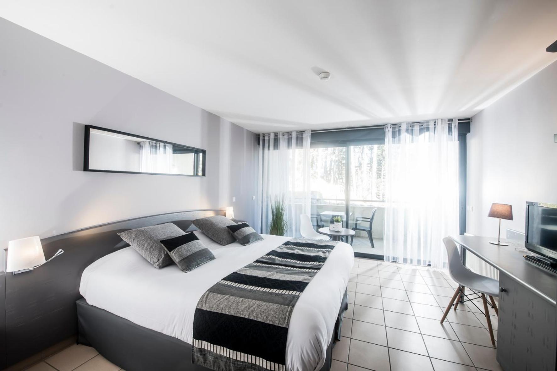 Double Room with Pool Access photo 1
