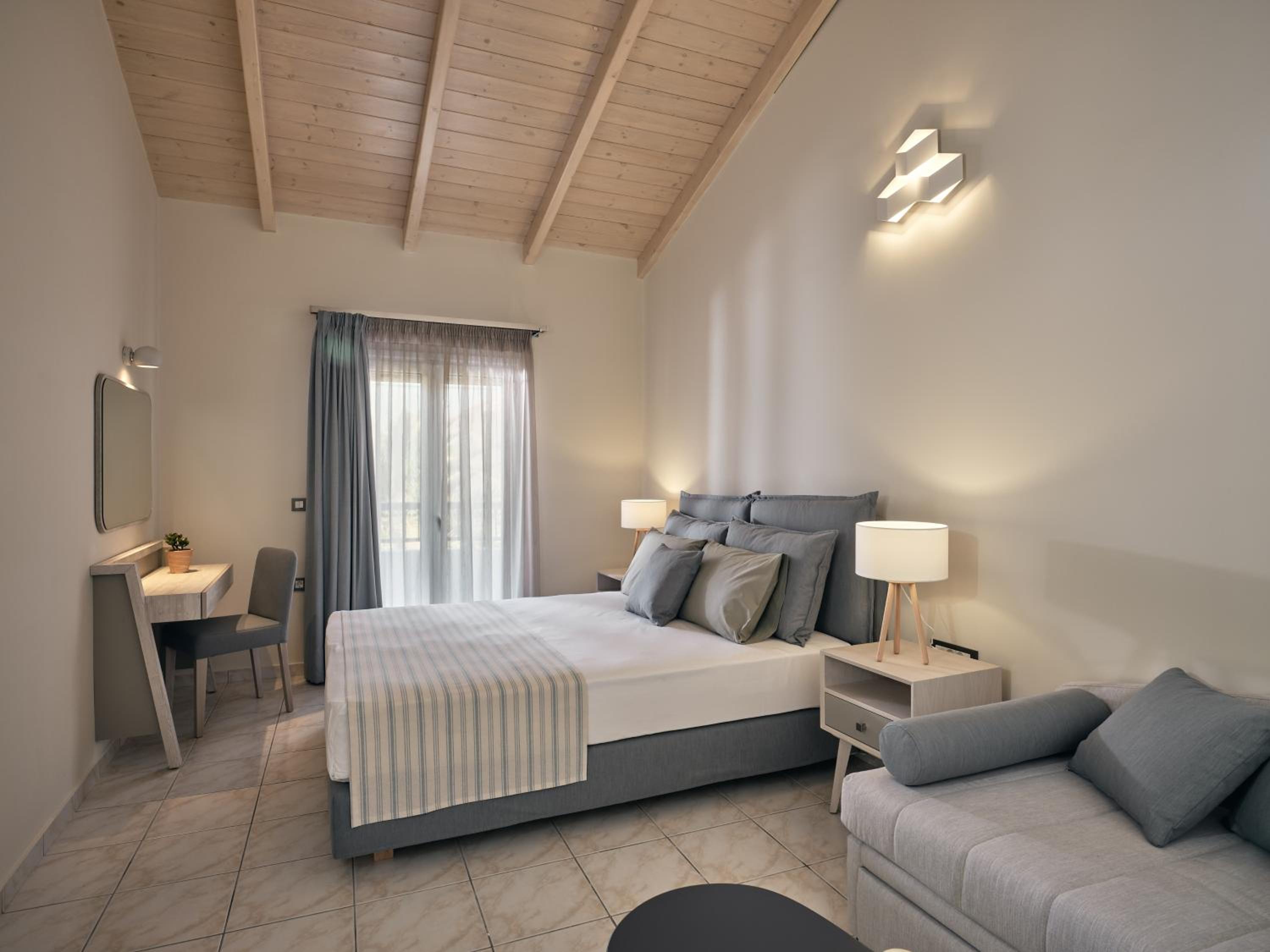 Executive Maisonette With Pool View