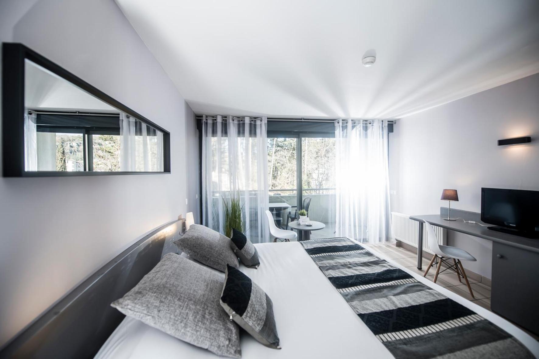 Double Room with Pool Access photo 3