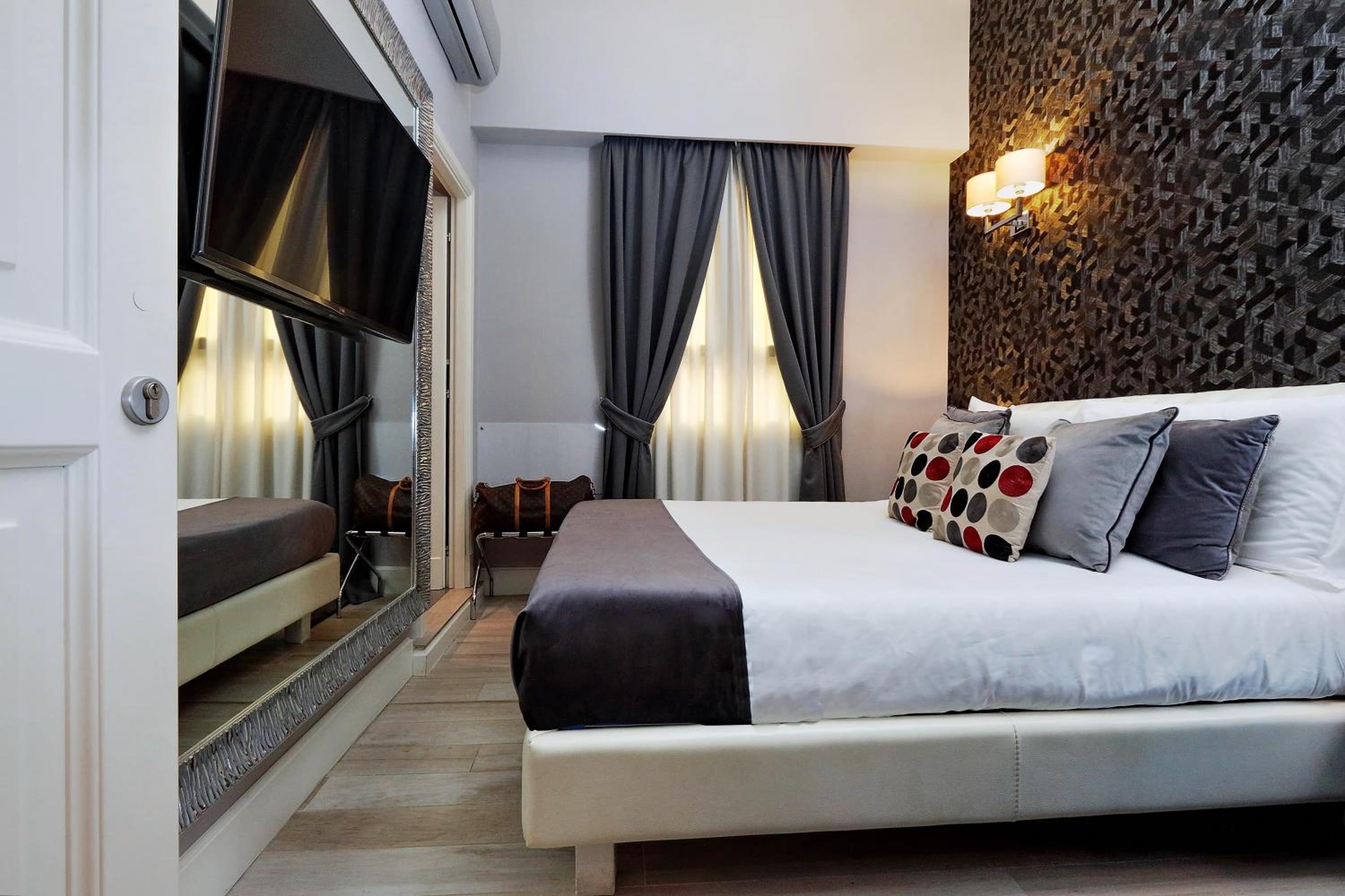 Small Double Room photo 1
