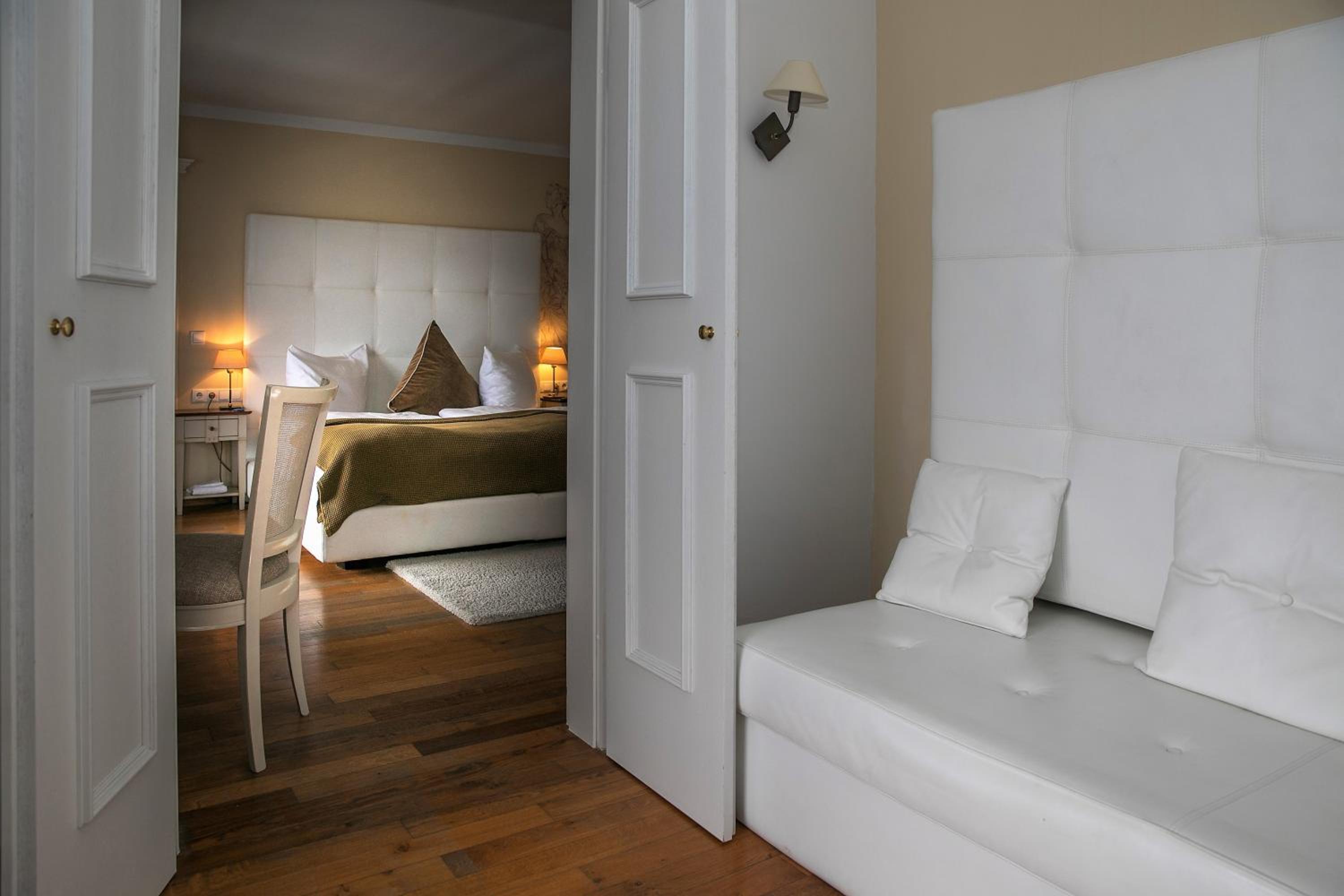 Deluxe Double Room - Photo 11