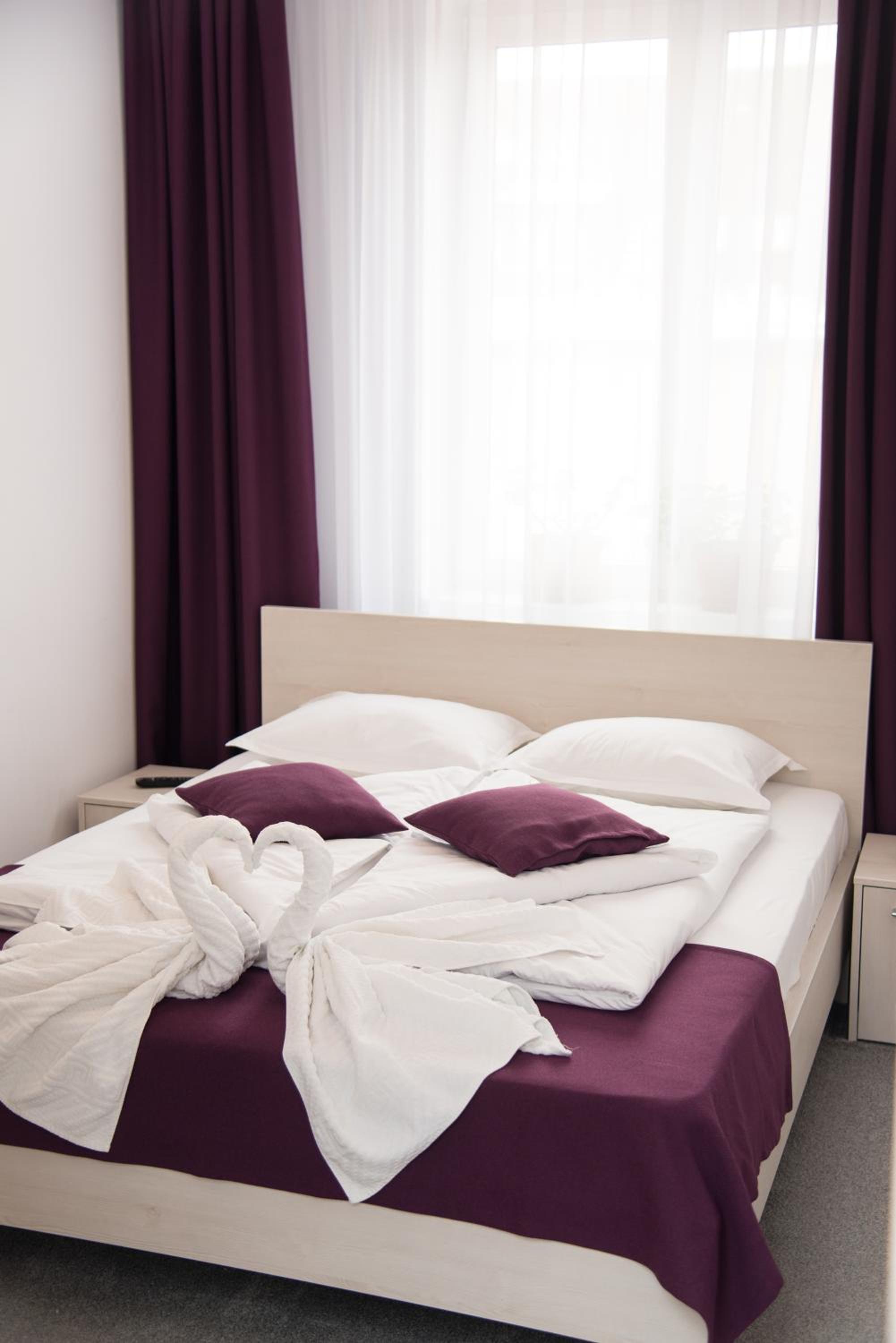 Double Room - Photo 8