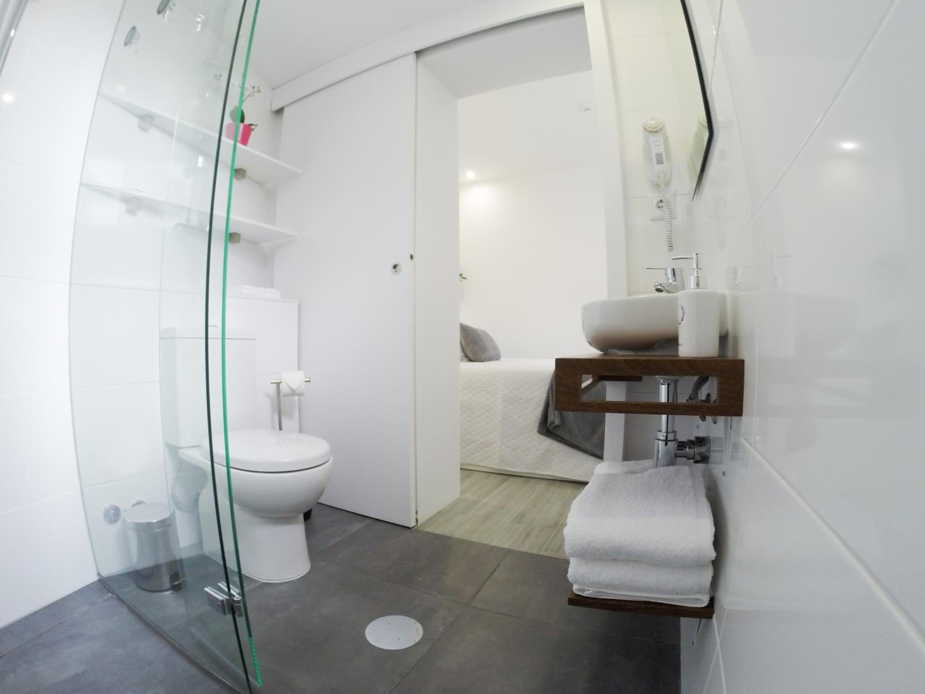 Double Room with Private Bathroom - Photo 9