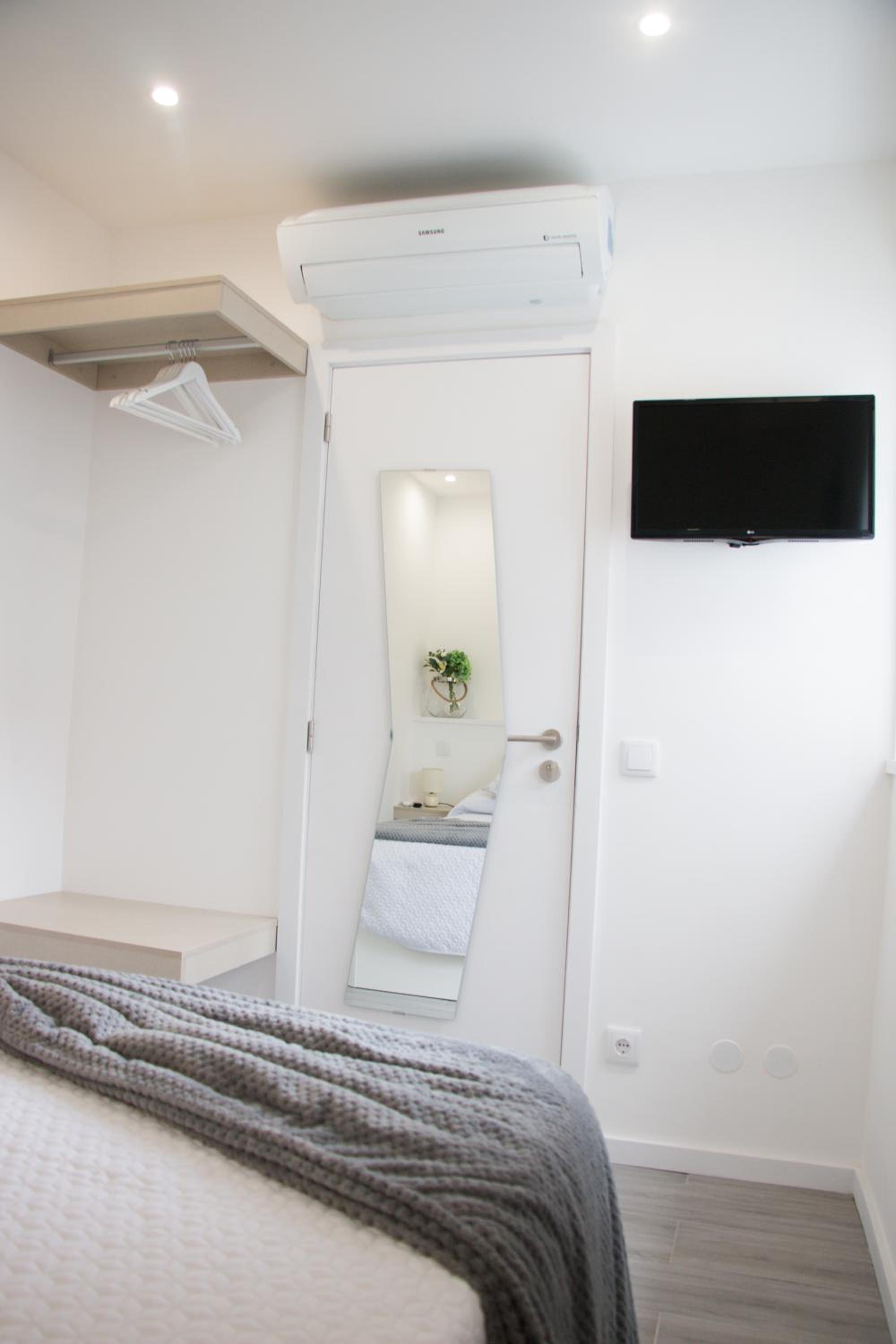 Double Room with Private Bathroom - Photo 12