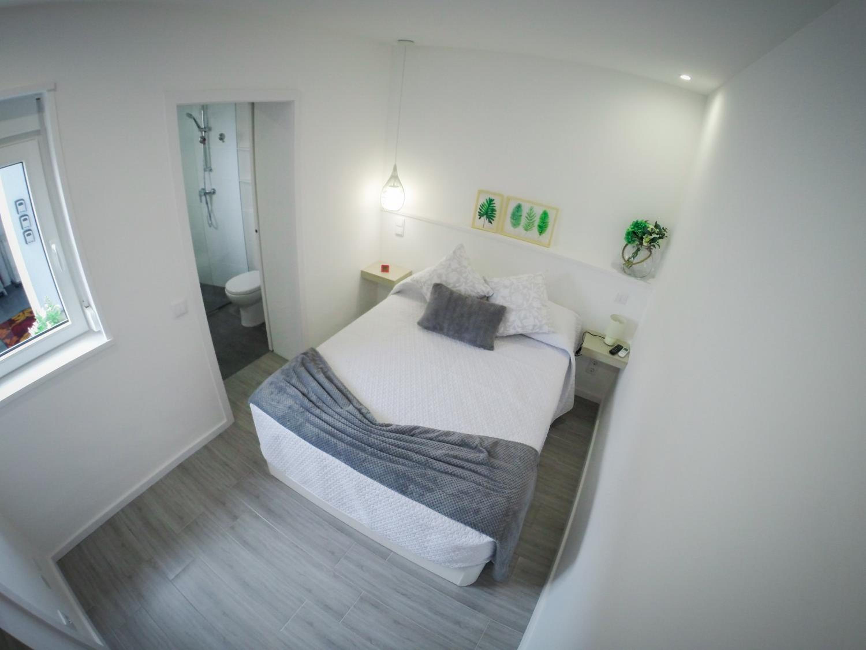 Double Room with Private Bathroom - Photo 13