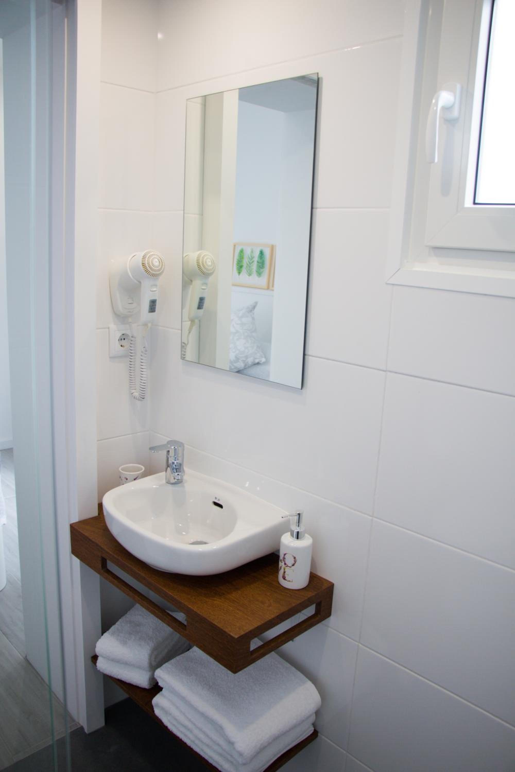 Double Room with Private Bathroom - Photo 16
