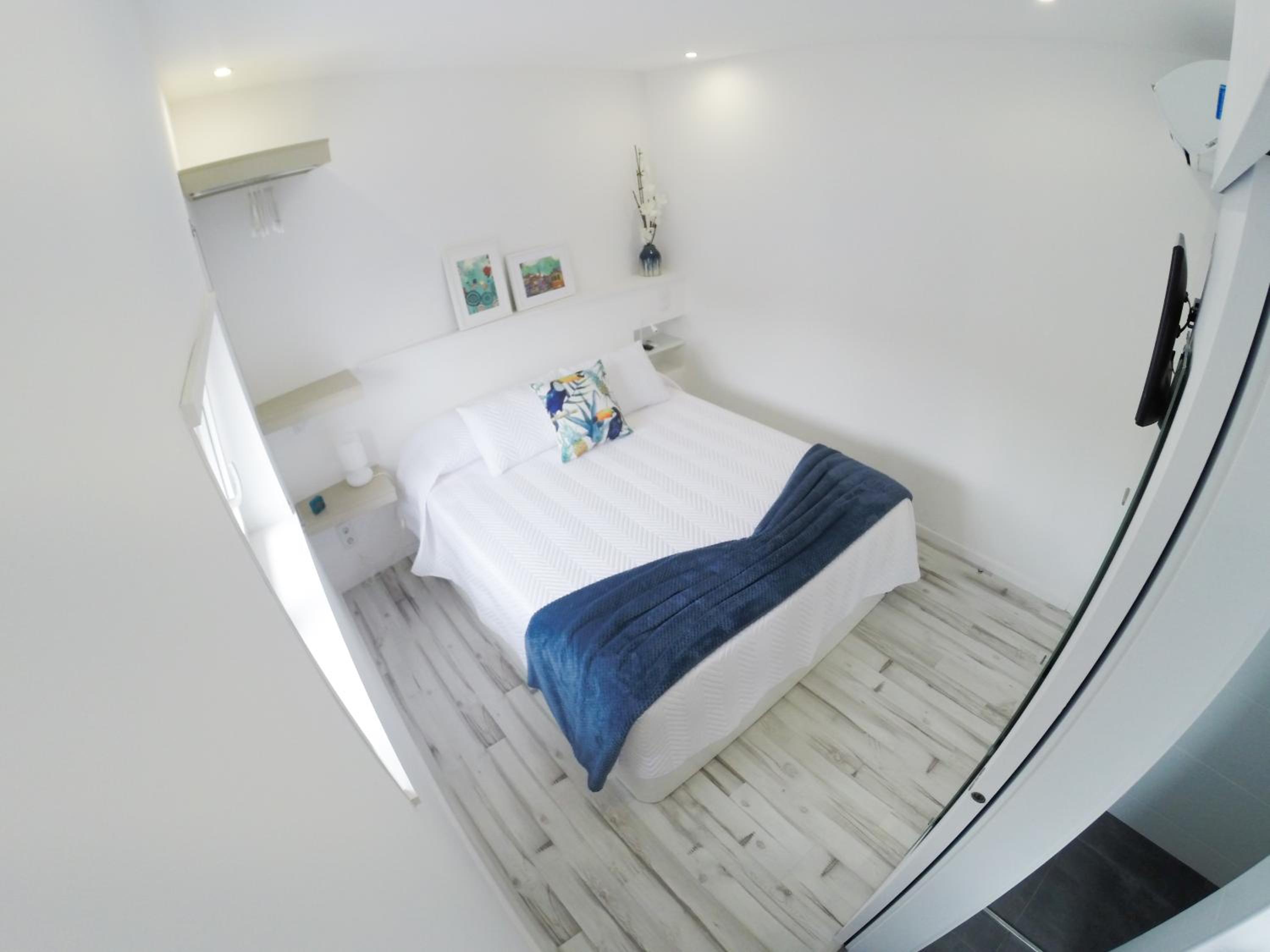 Double Room with Private Bathroom - Photo 21