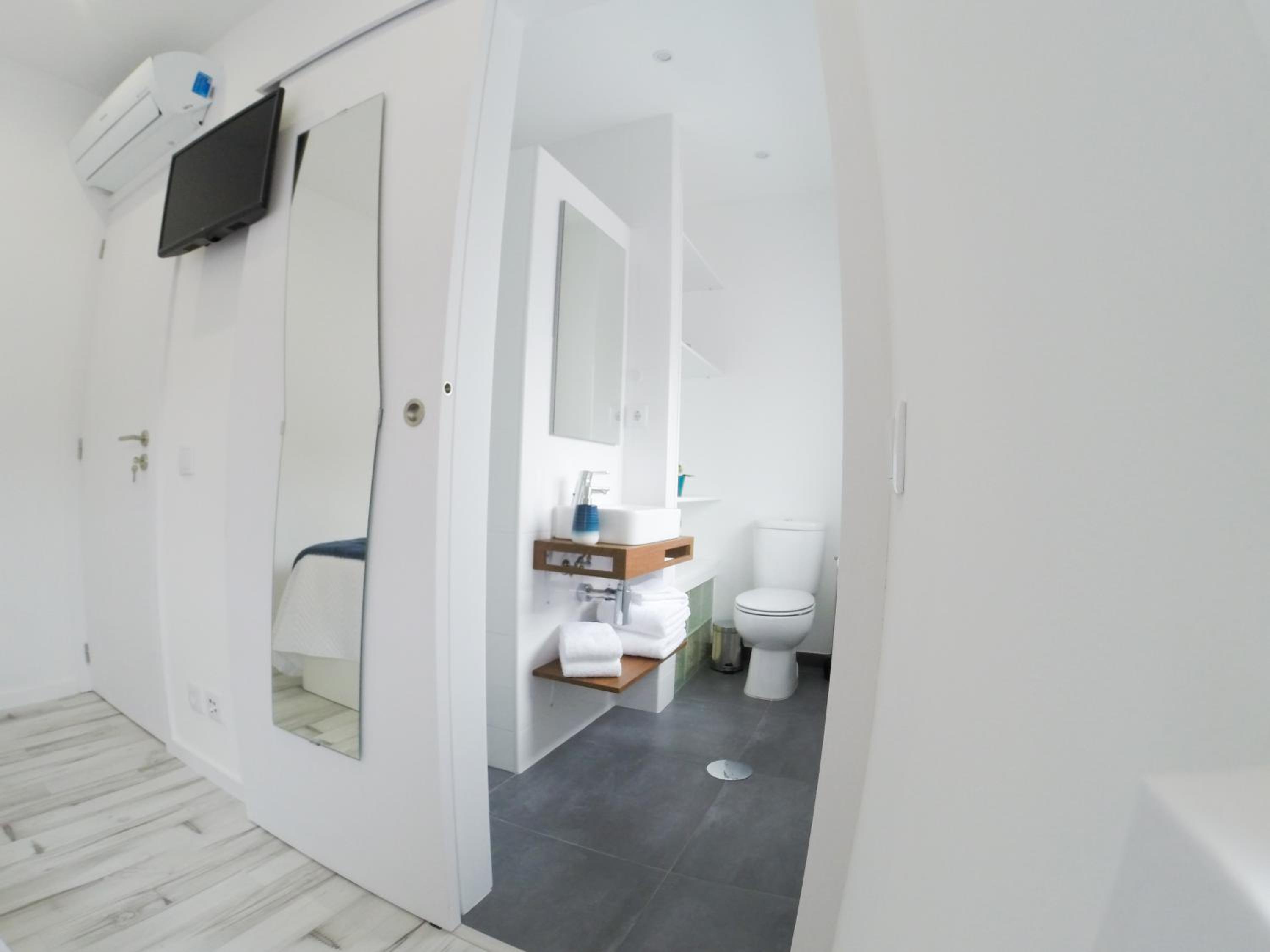 Double Room with Private Bathroom - Photo 11
