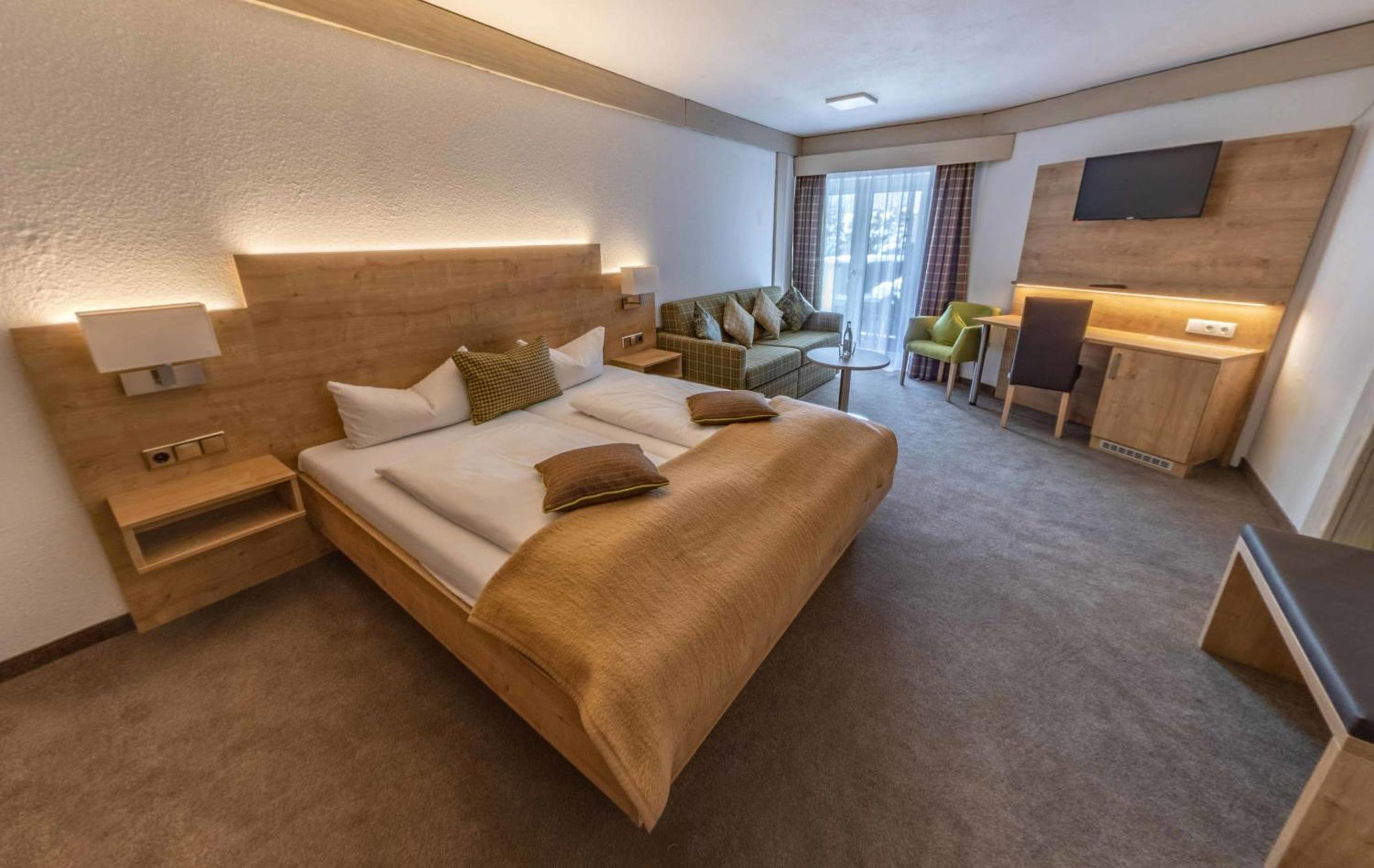 Large Double Room - Photo 1