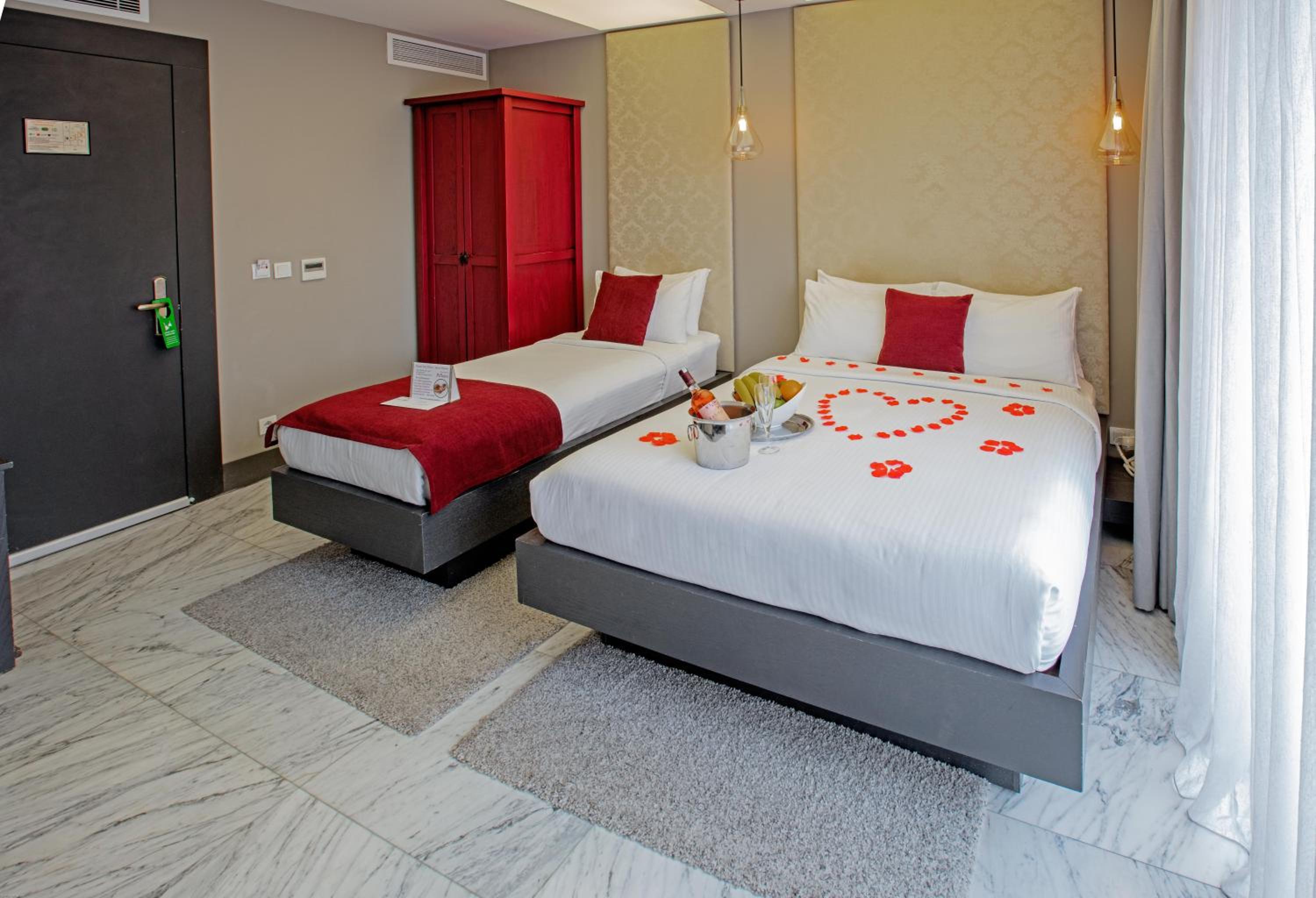 Family Room - 1 Double Bed and 1 Single Bed photo 2
