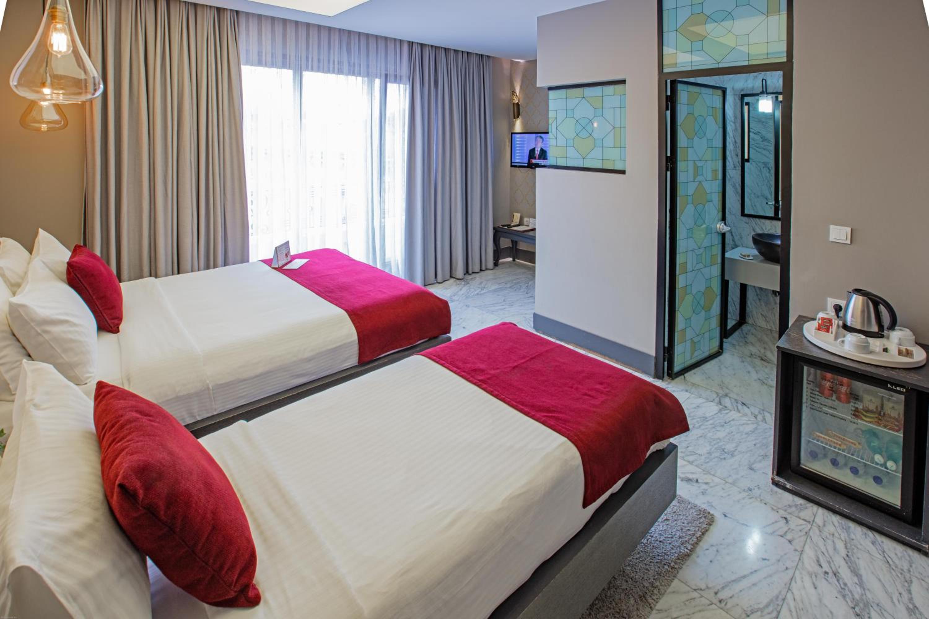 Family Room - 1 Double Bed and 1 Single Bed photo 3