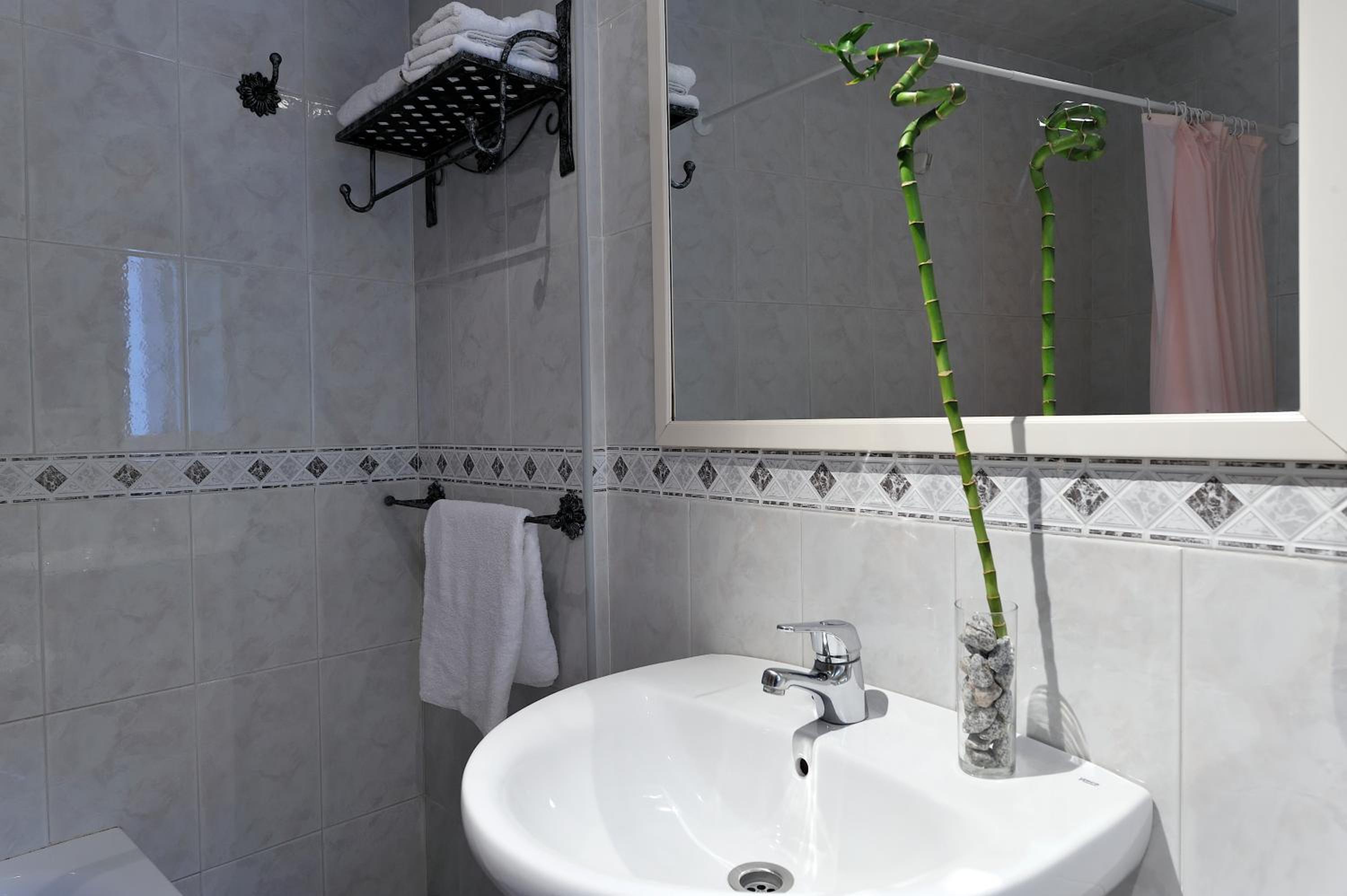 Standard Triple Room - Photo 9