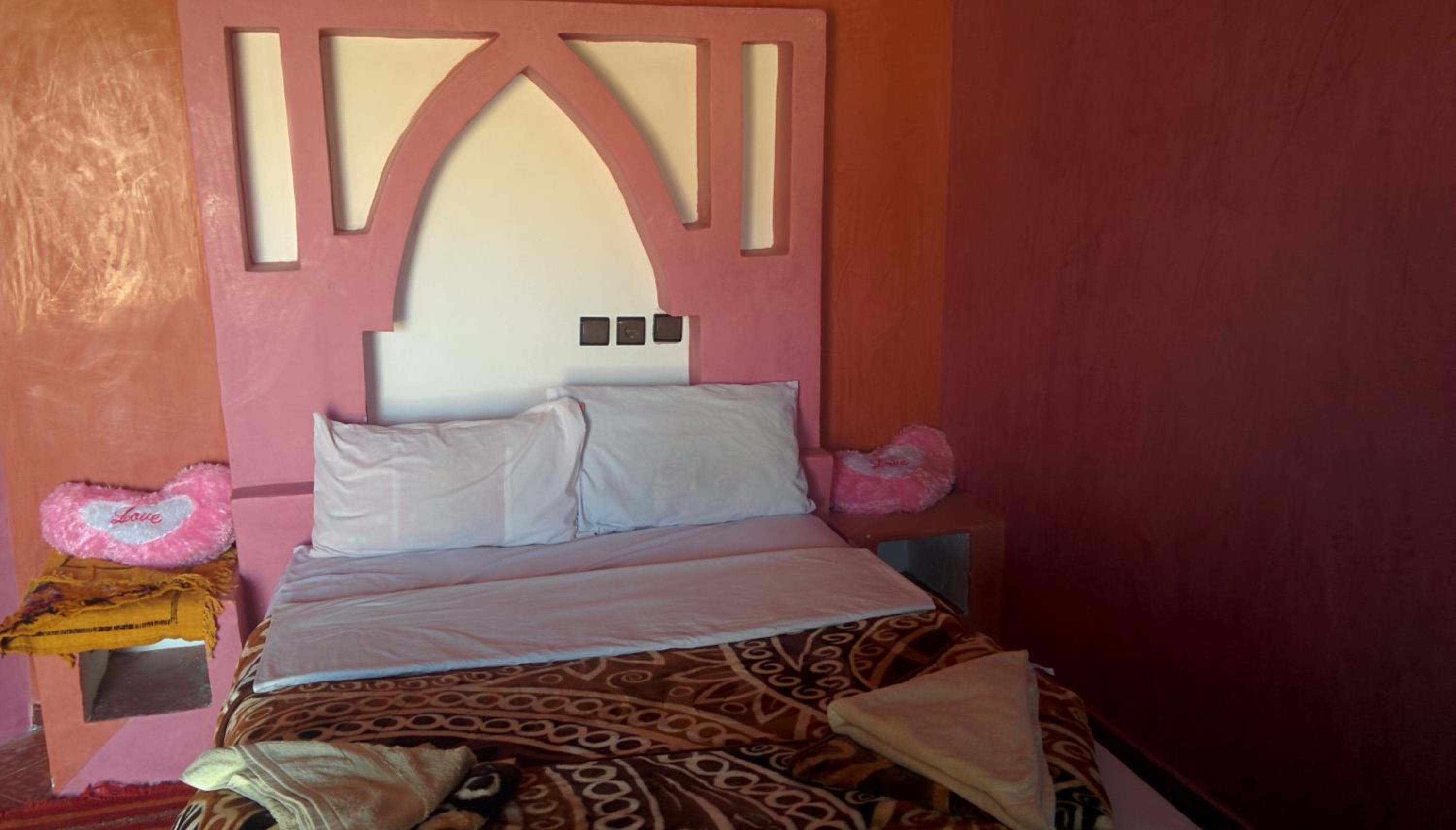 Double Room with Pool View - Photo 11