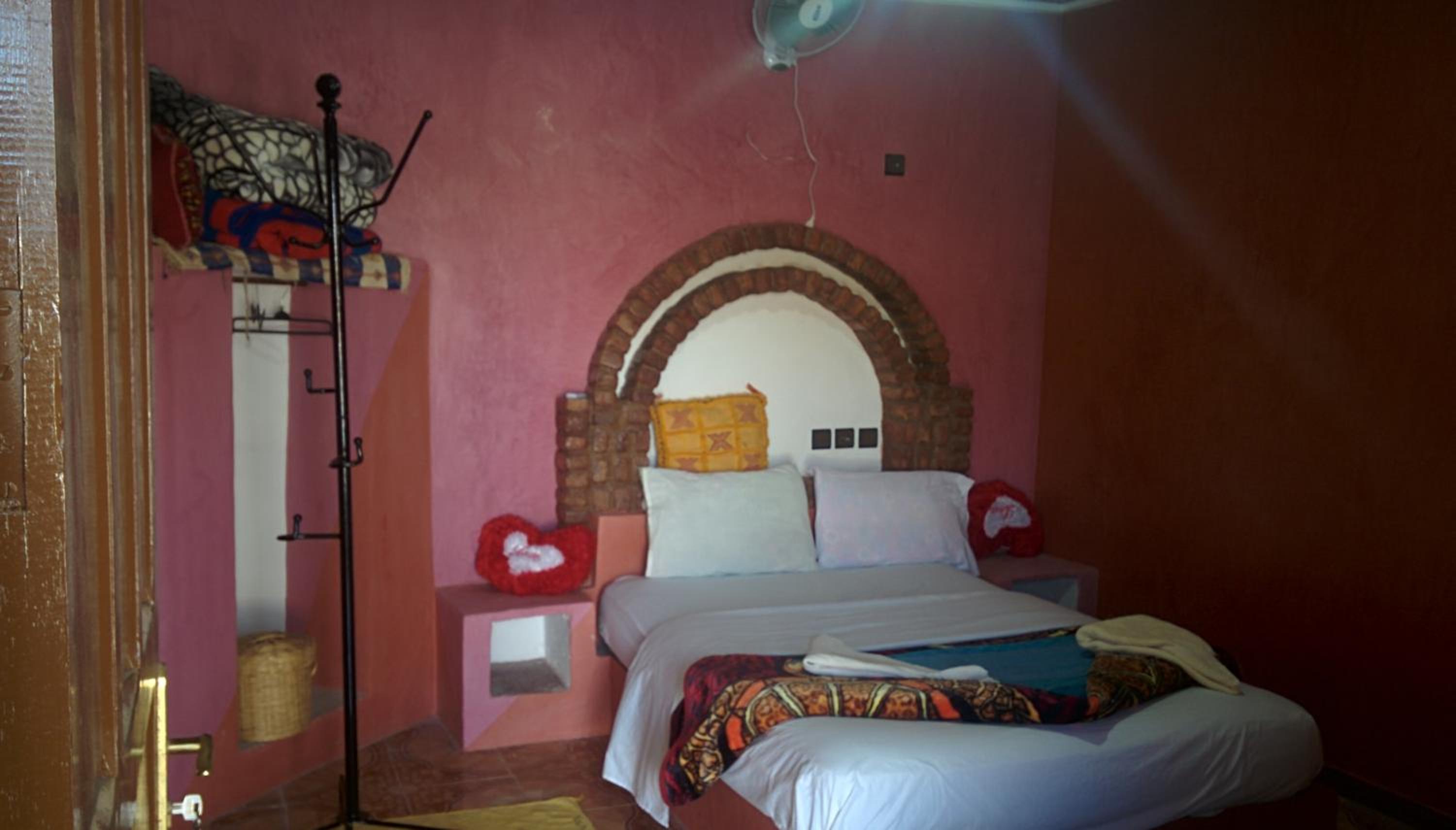 Double Room with Pool View - Photo 13