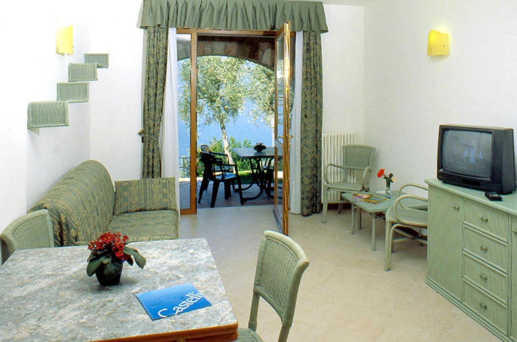 Two-Bedroom Apartment - Split Level photo 2
