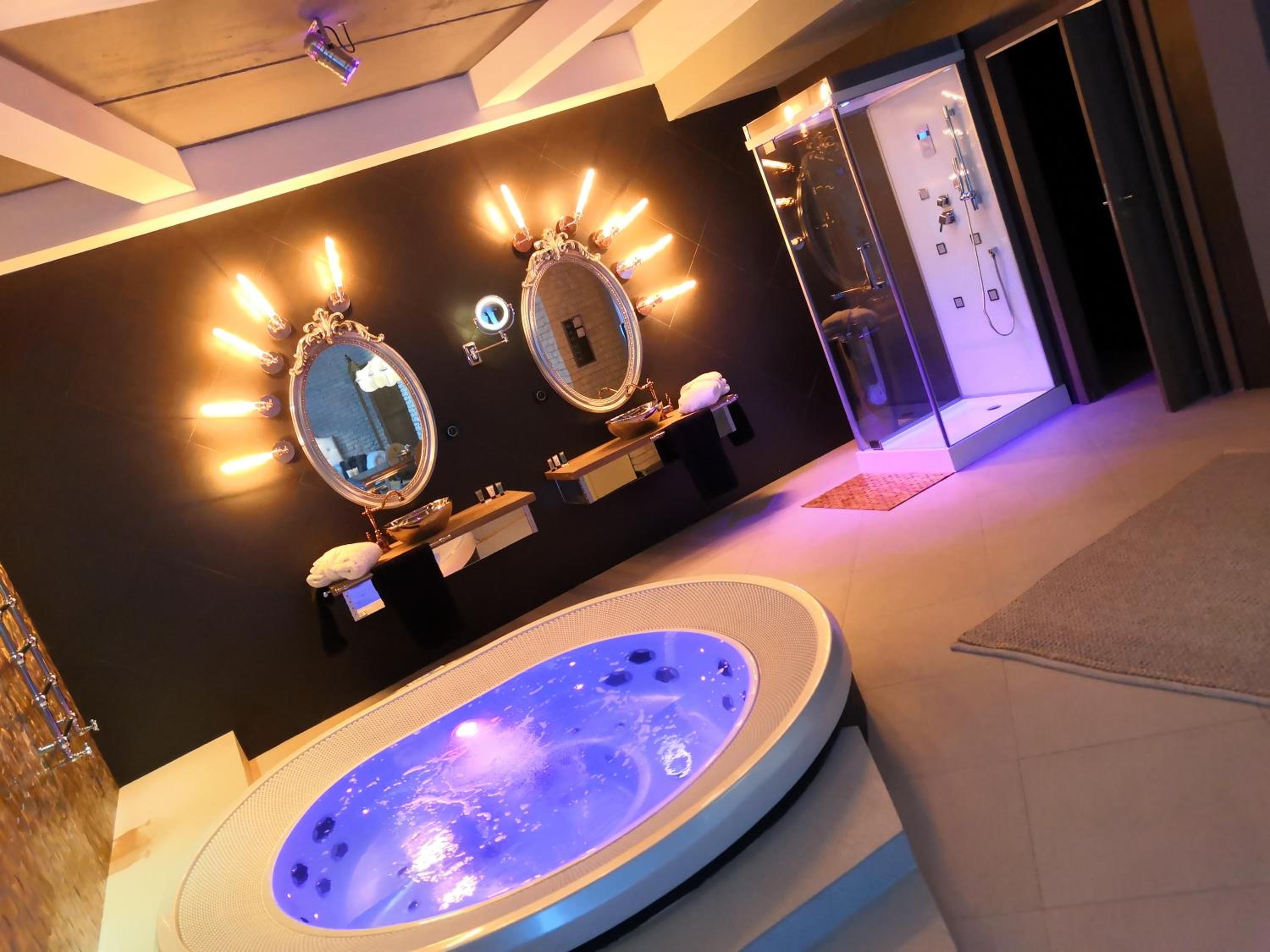 Large Apartment with Jacuzzi - Photo 4