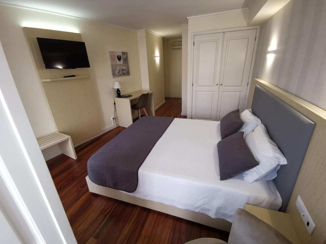 Double or Twin Room - Photo 3