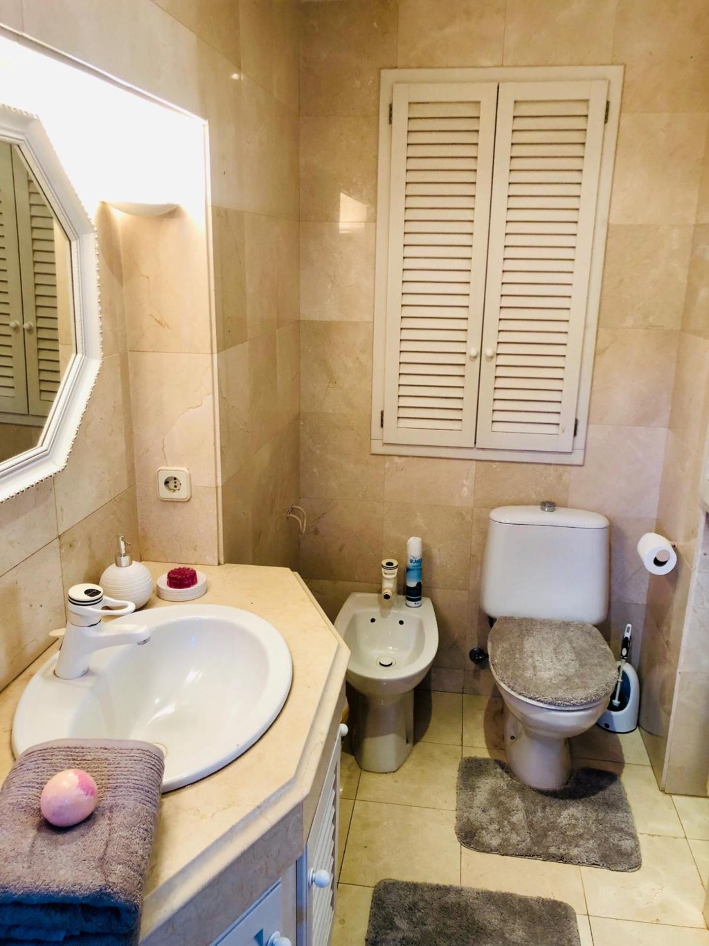 Double Room with Balcony - Photo 7