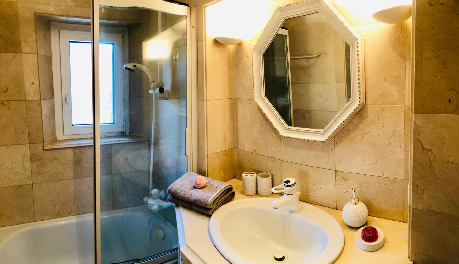 Double Room with Balcony - Photo 10