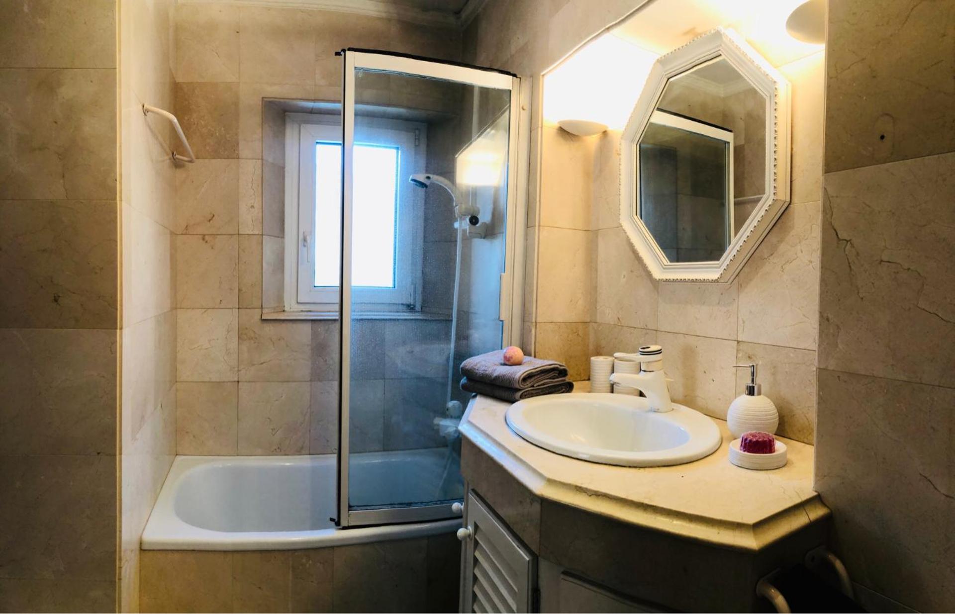 Double Room with Balcony - Photo 11