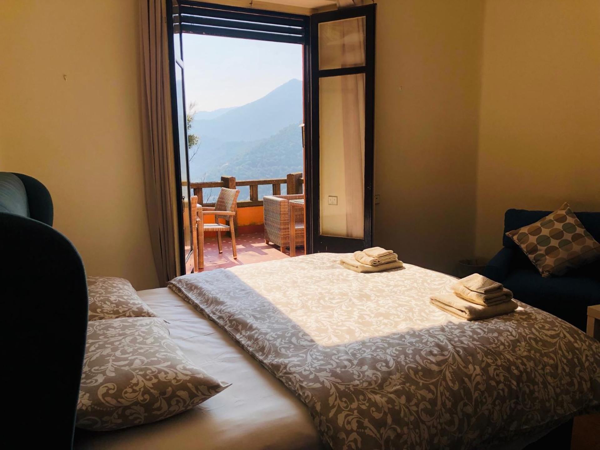 Double Room with Balcony - Photo 13