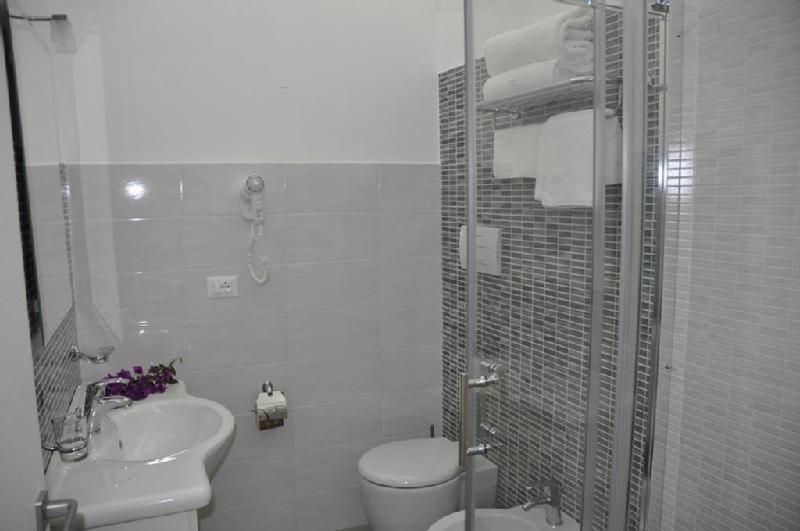 Economy Quadruple Room photo 2