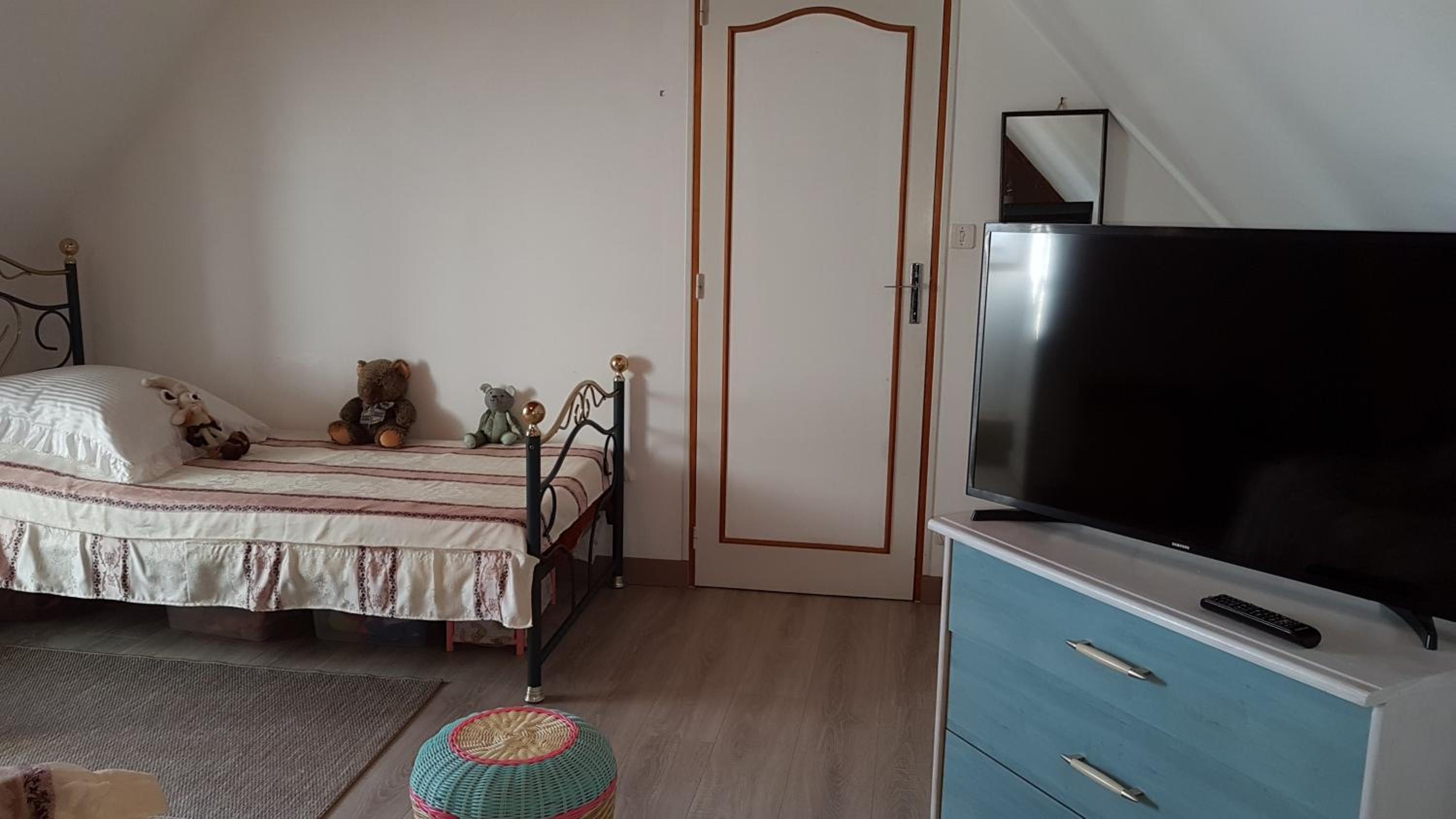 Deluxe Room (2 Adults + 1 Child) - Photo 2