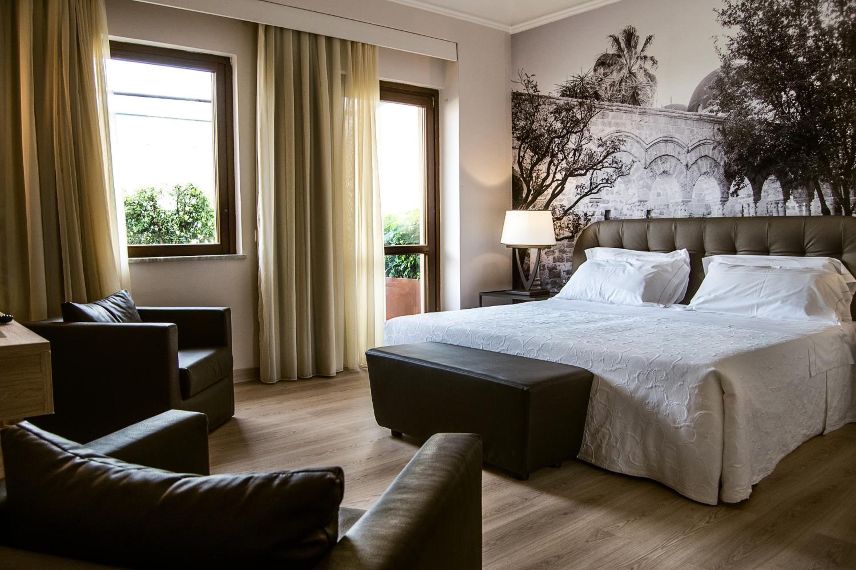 Deluxe Double or Twin Room thumbnail 5