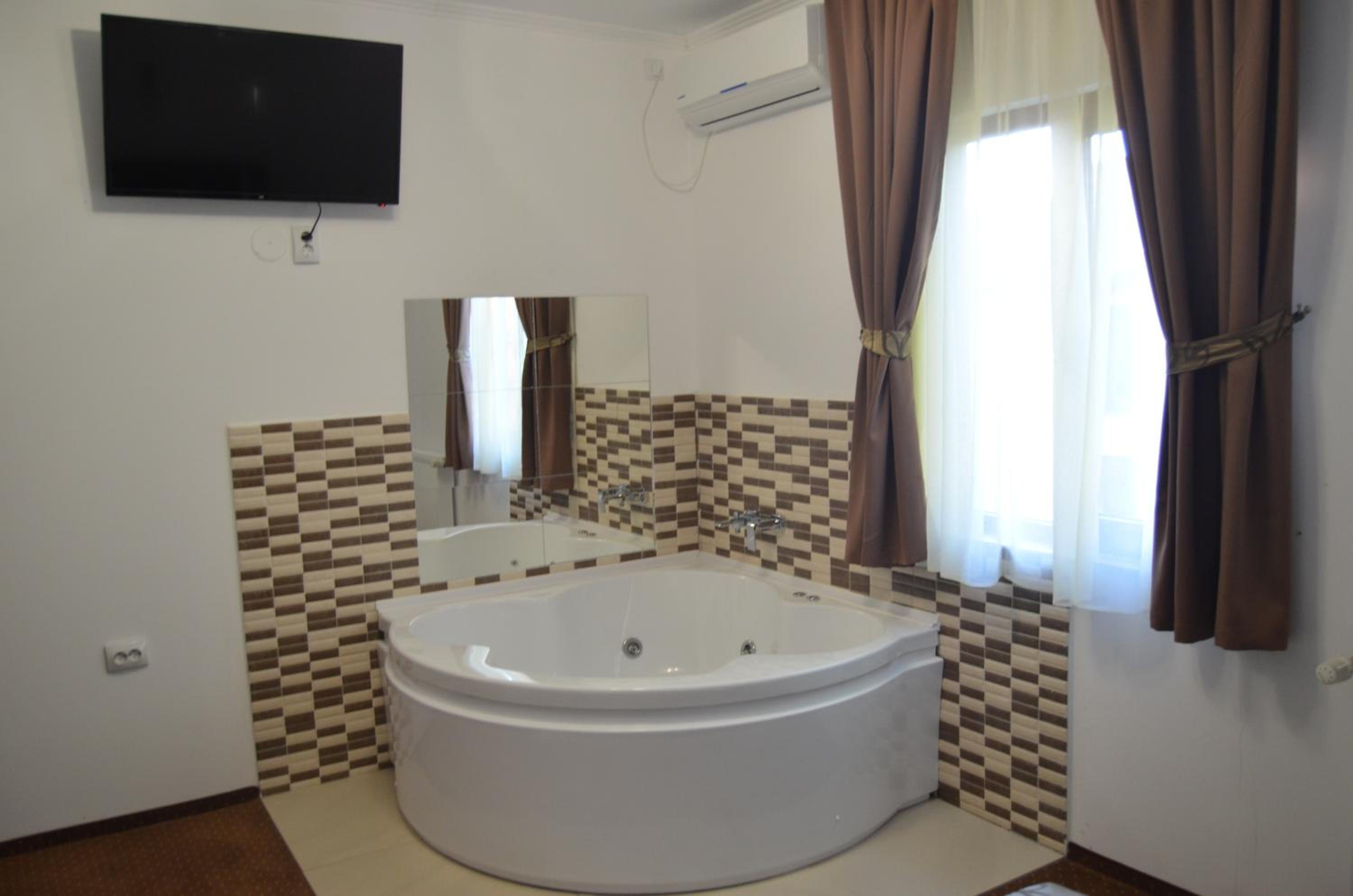 Double Room with Spa Bath photo 2