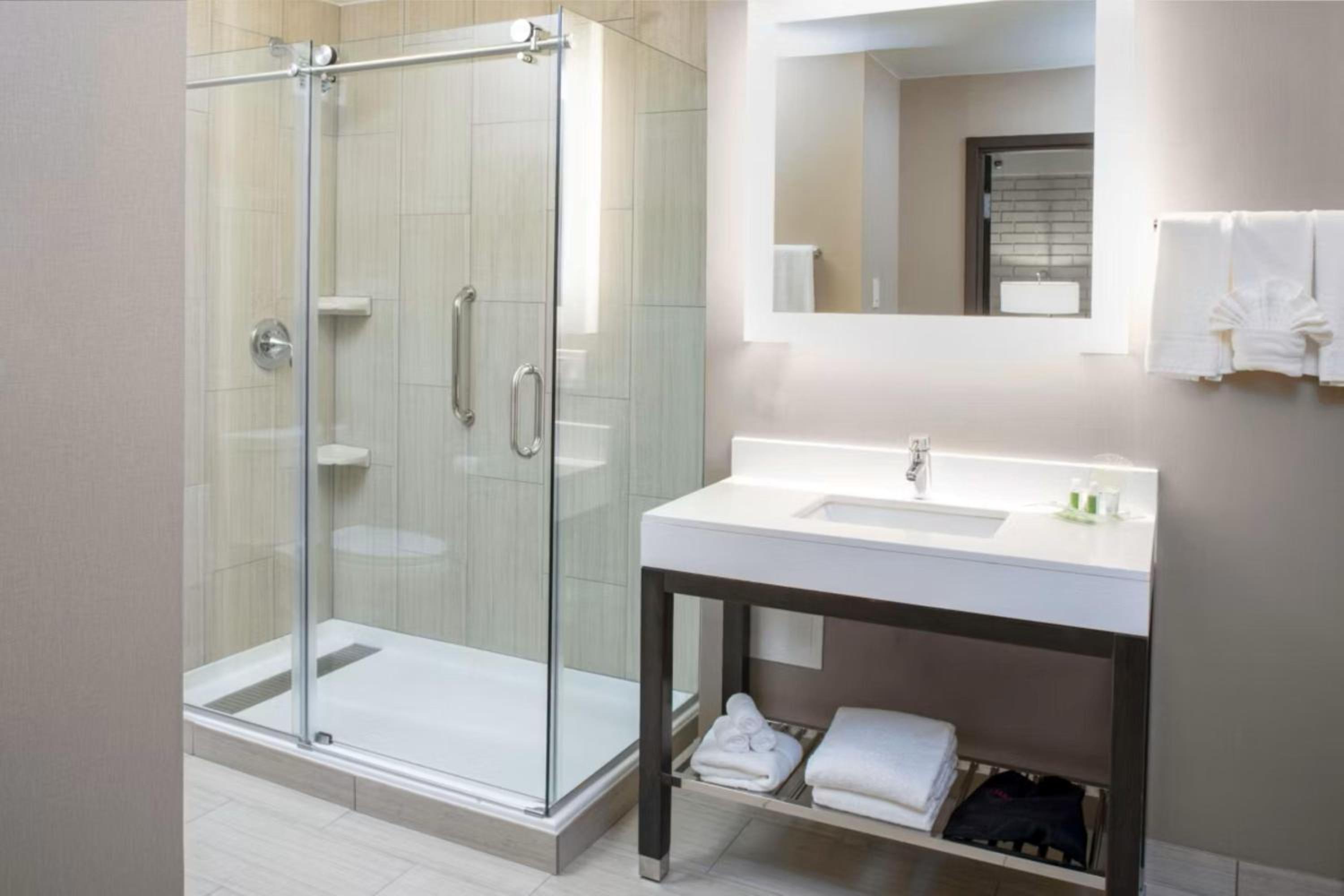 Deluxe Queen Suite