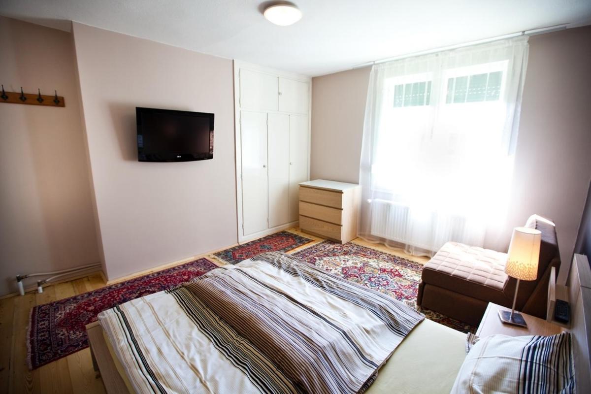 Five-Bedroom House - Photo 5