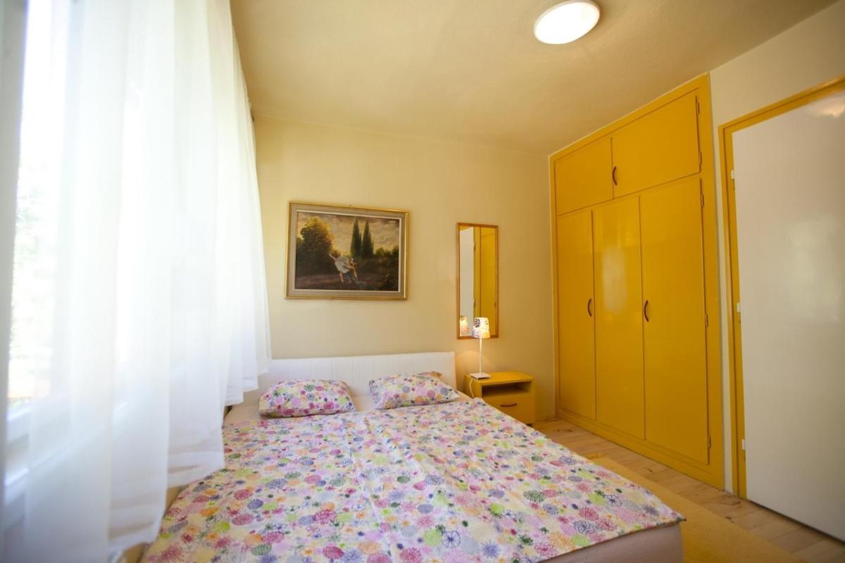 Five-Bedroom House - Photo 30