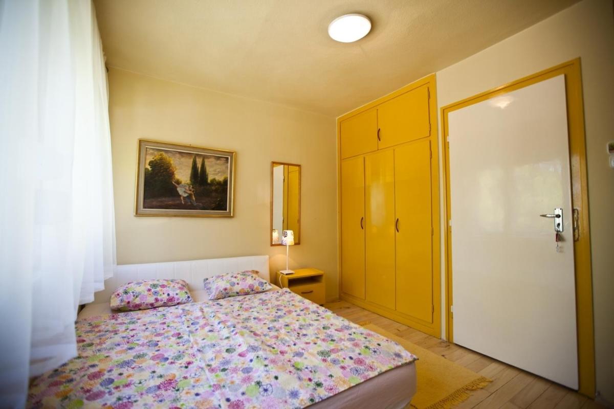 Five-Bedroom House - Photo 31