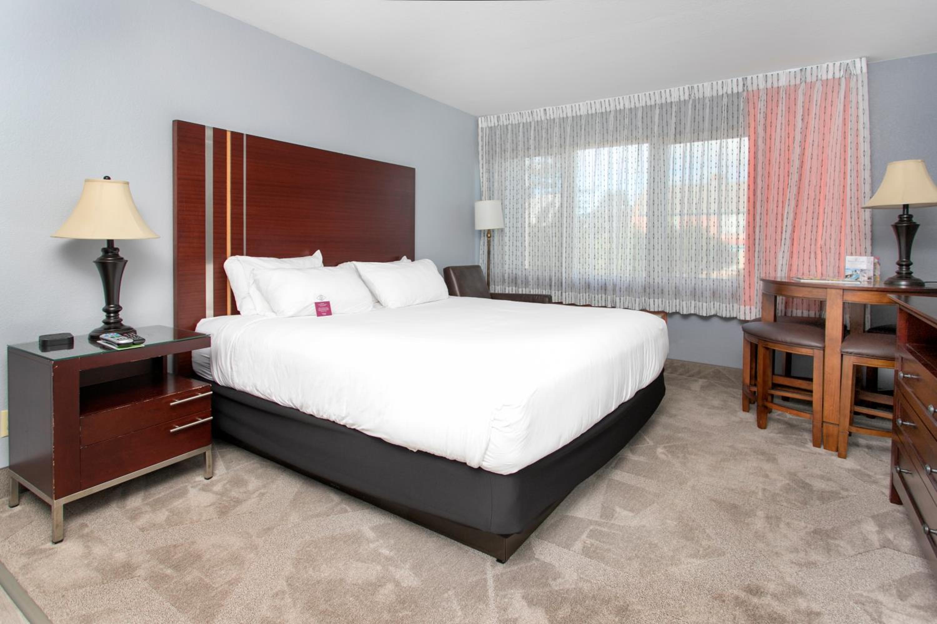 King Room with Kitchenette - Photo 6