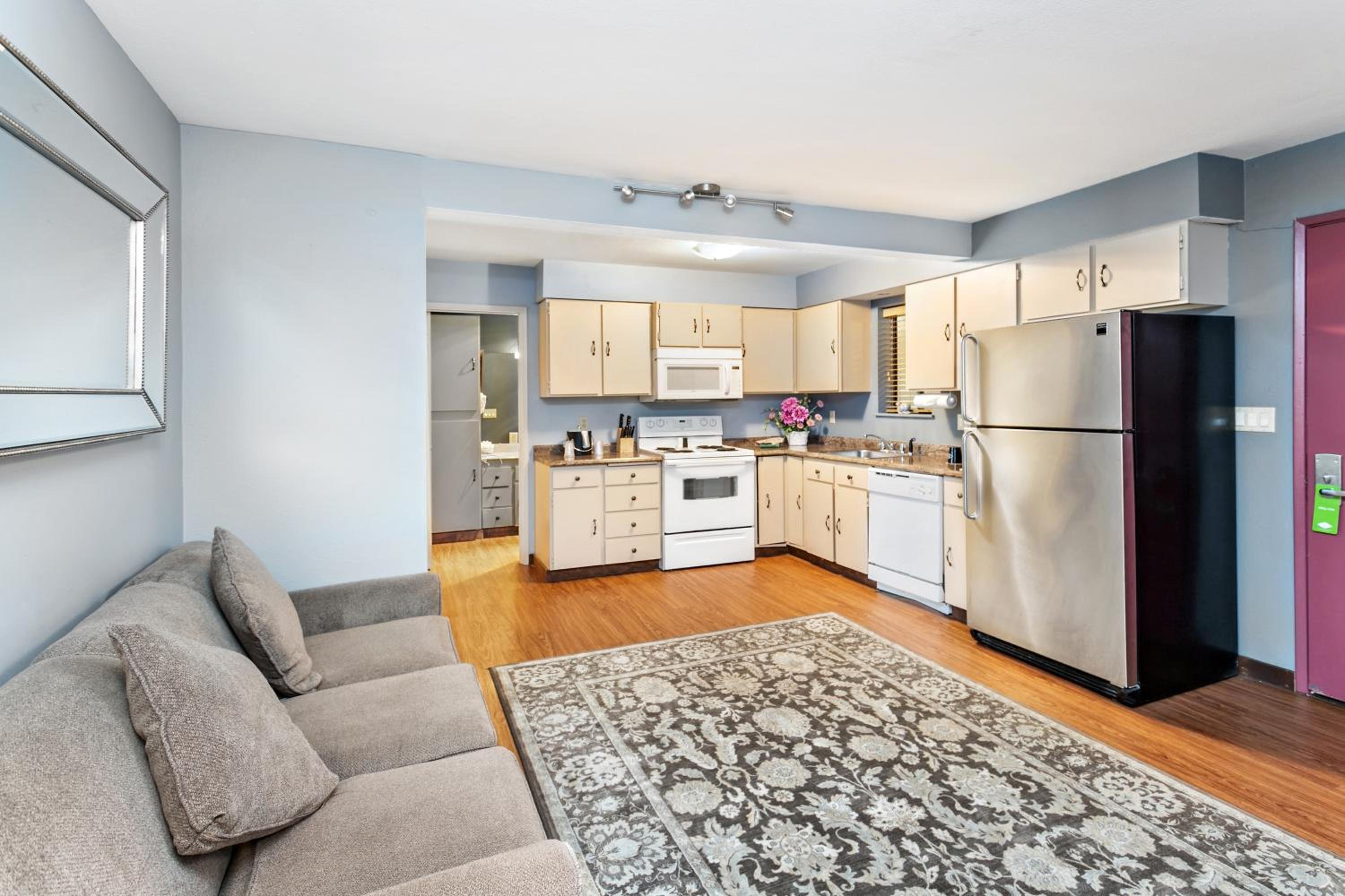 One-Bedroom Suite with Kitchen - Photo 5