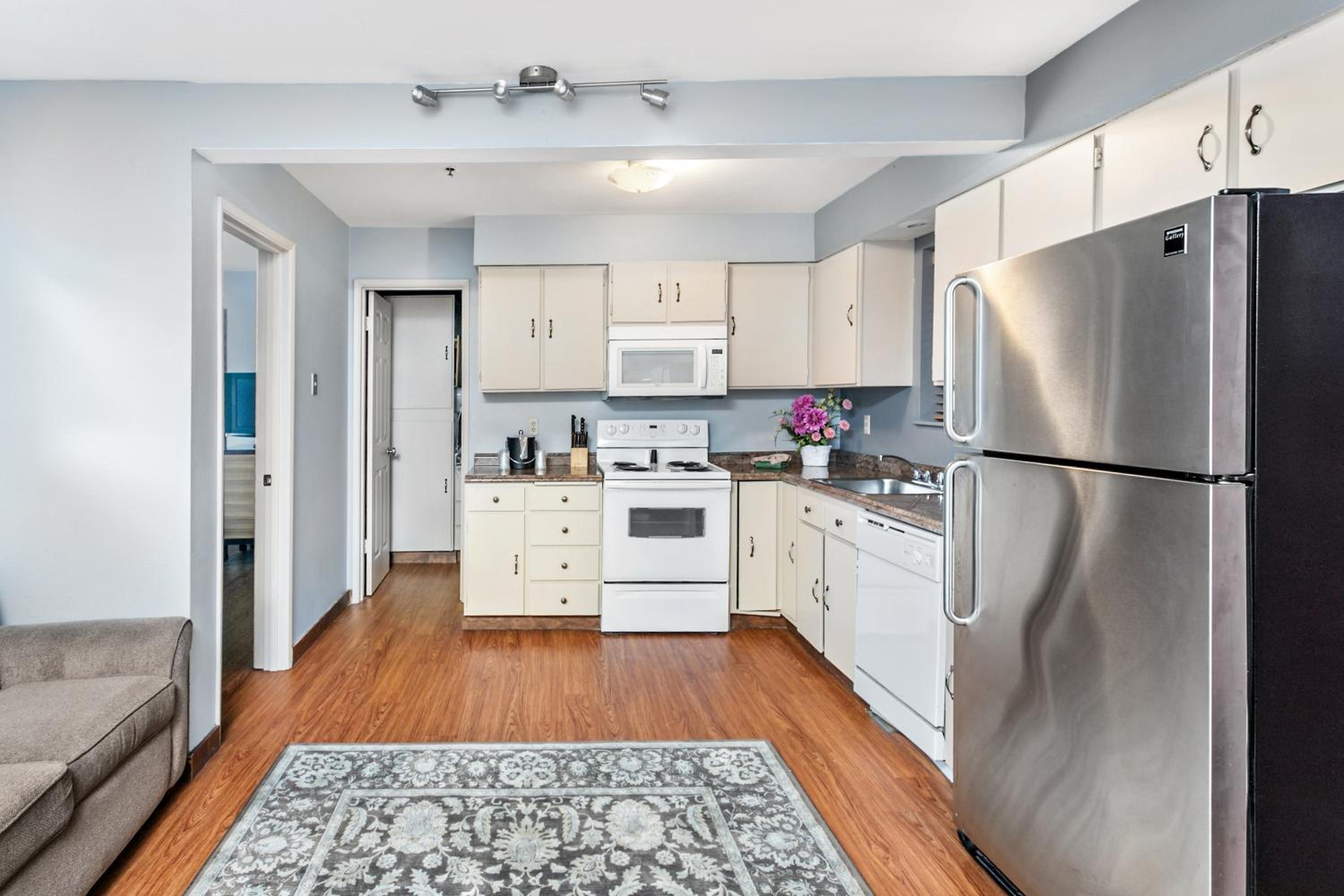 One-Bedroom Suite with Kitchen - Photo 7