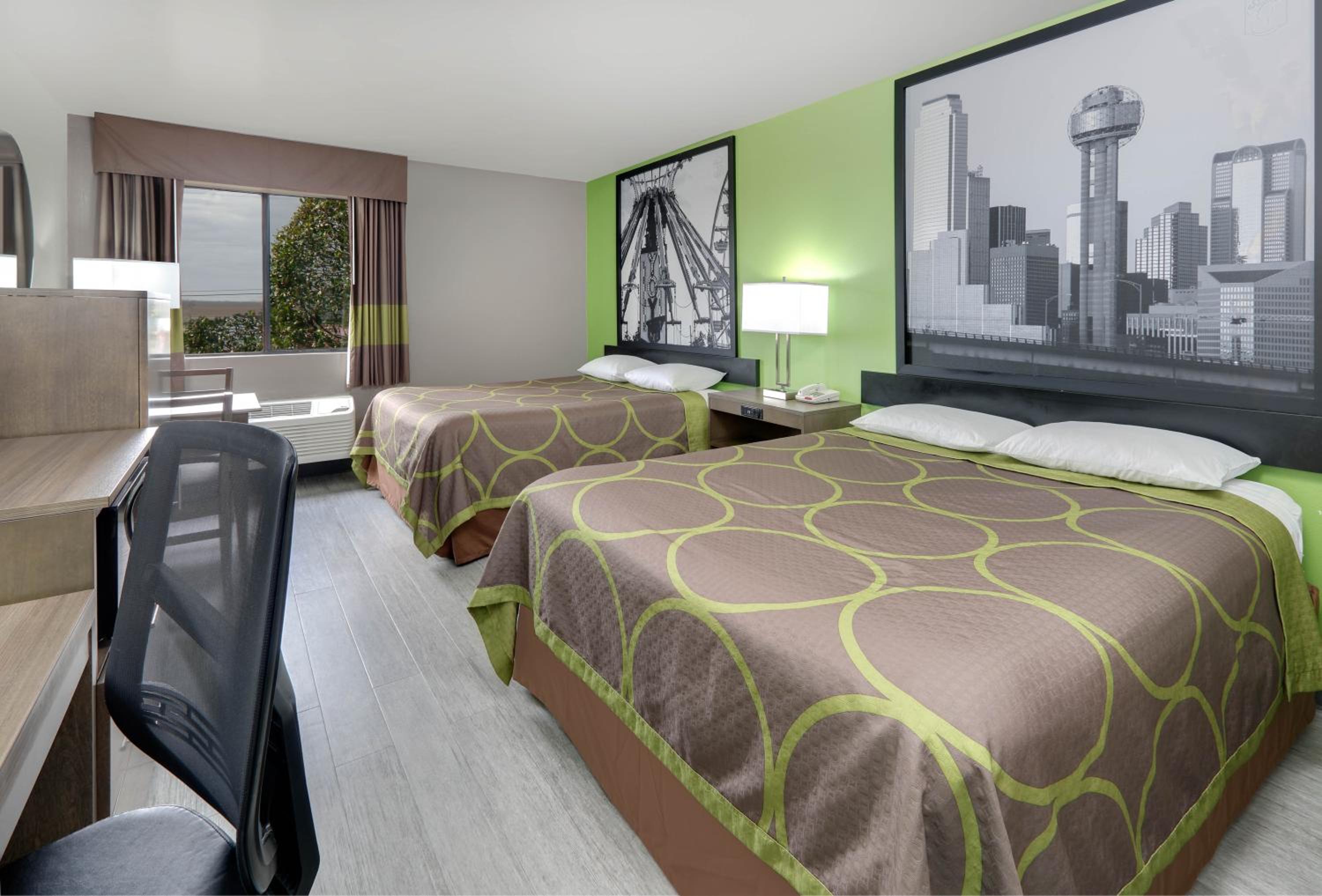 Queen Room with Two Queen Beds - Non-Smoking - Photo 4