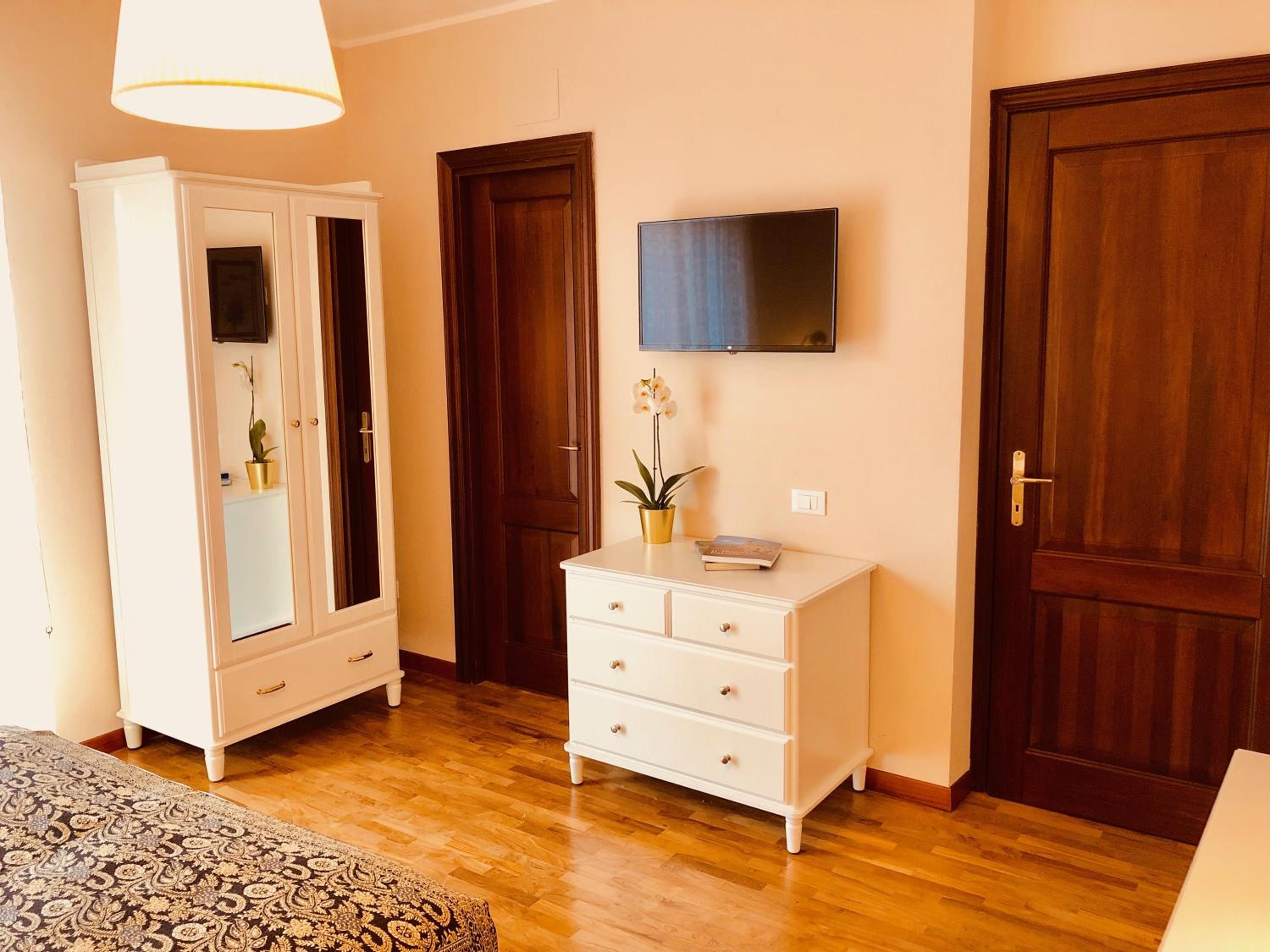 Double Room - Photo 6