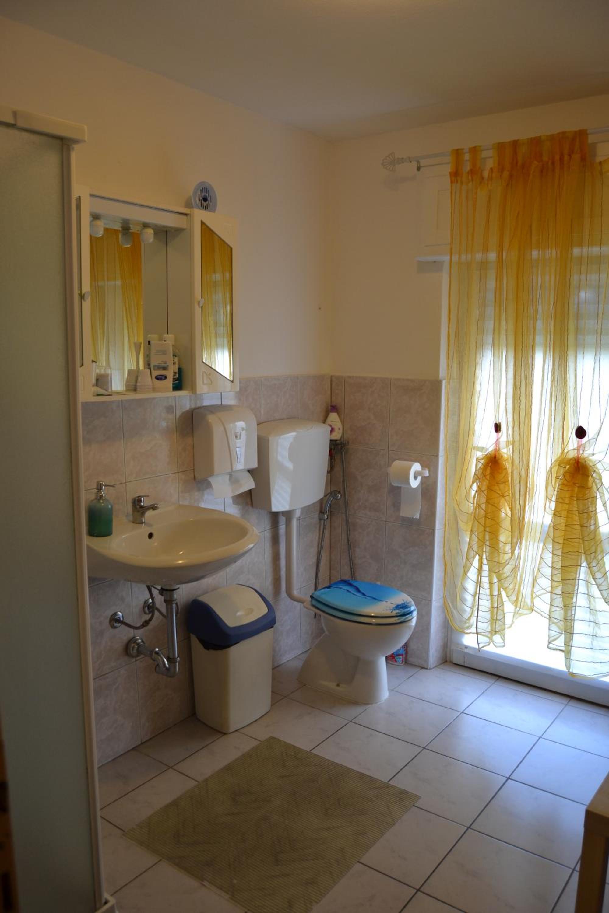 Double Room with Shared Bathroom photo 3