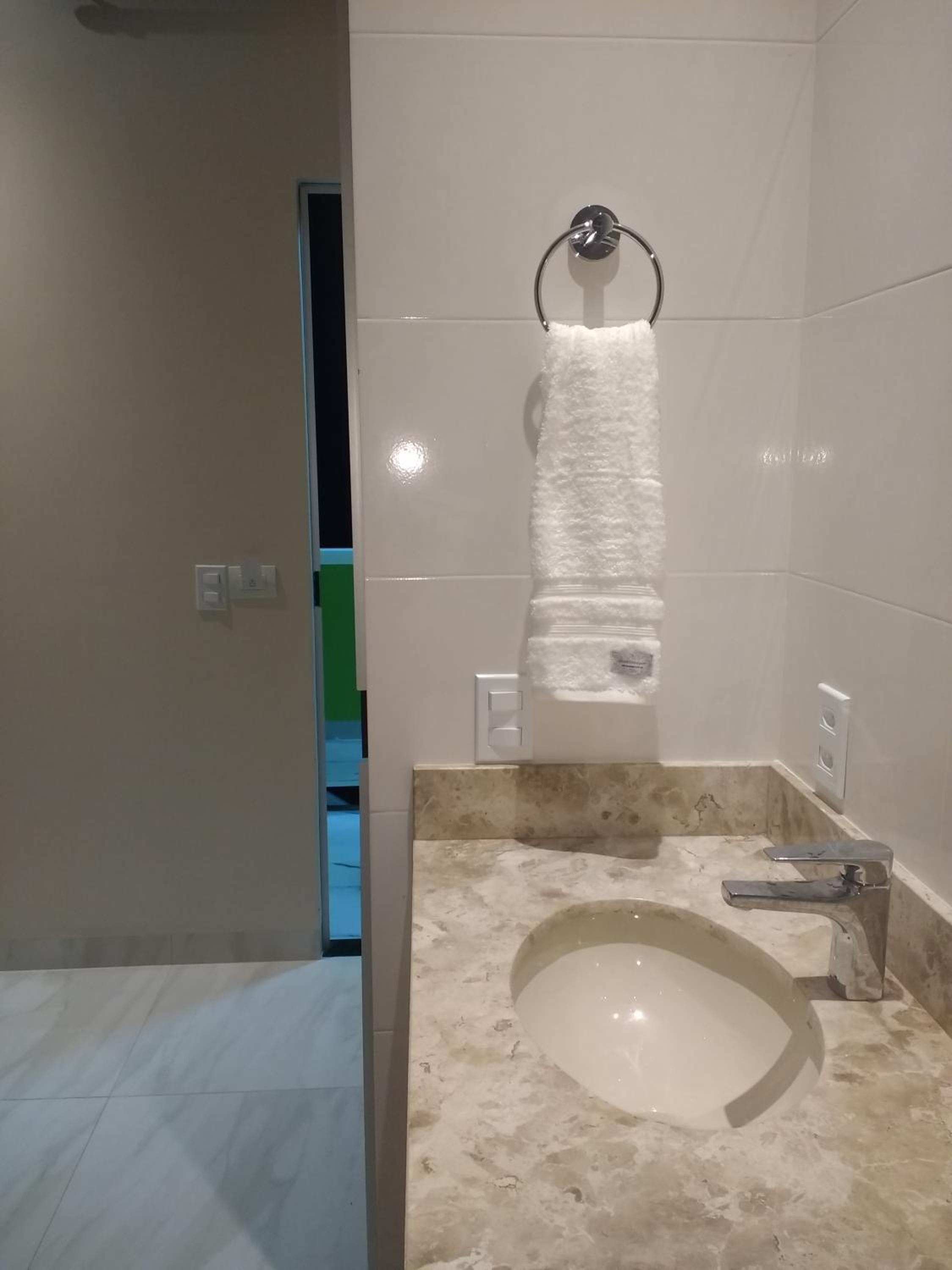 Deluxe King Suite - Photo 20